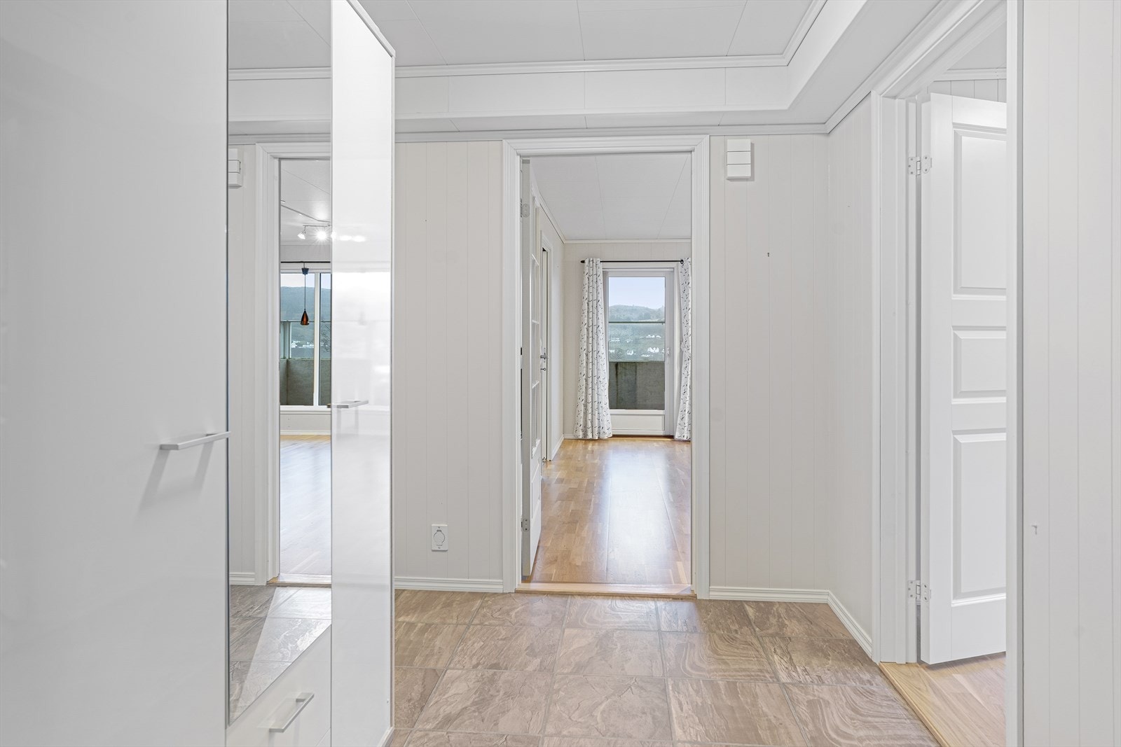 Romslig gang med god plass til garderobe. Galleribilde