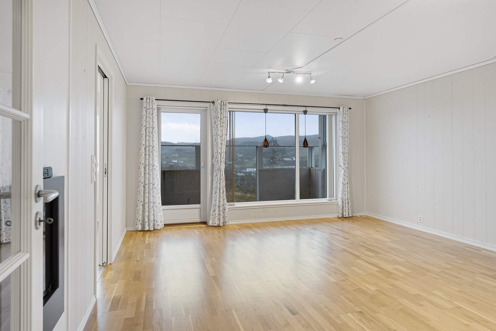 Stuen føles åpen og luftig. Galleribilde