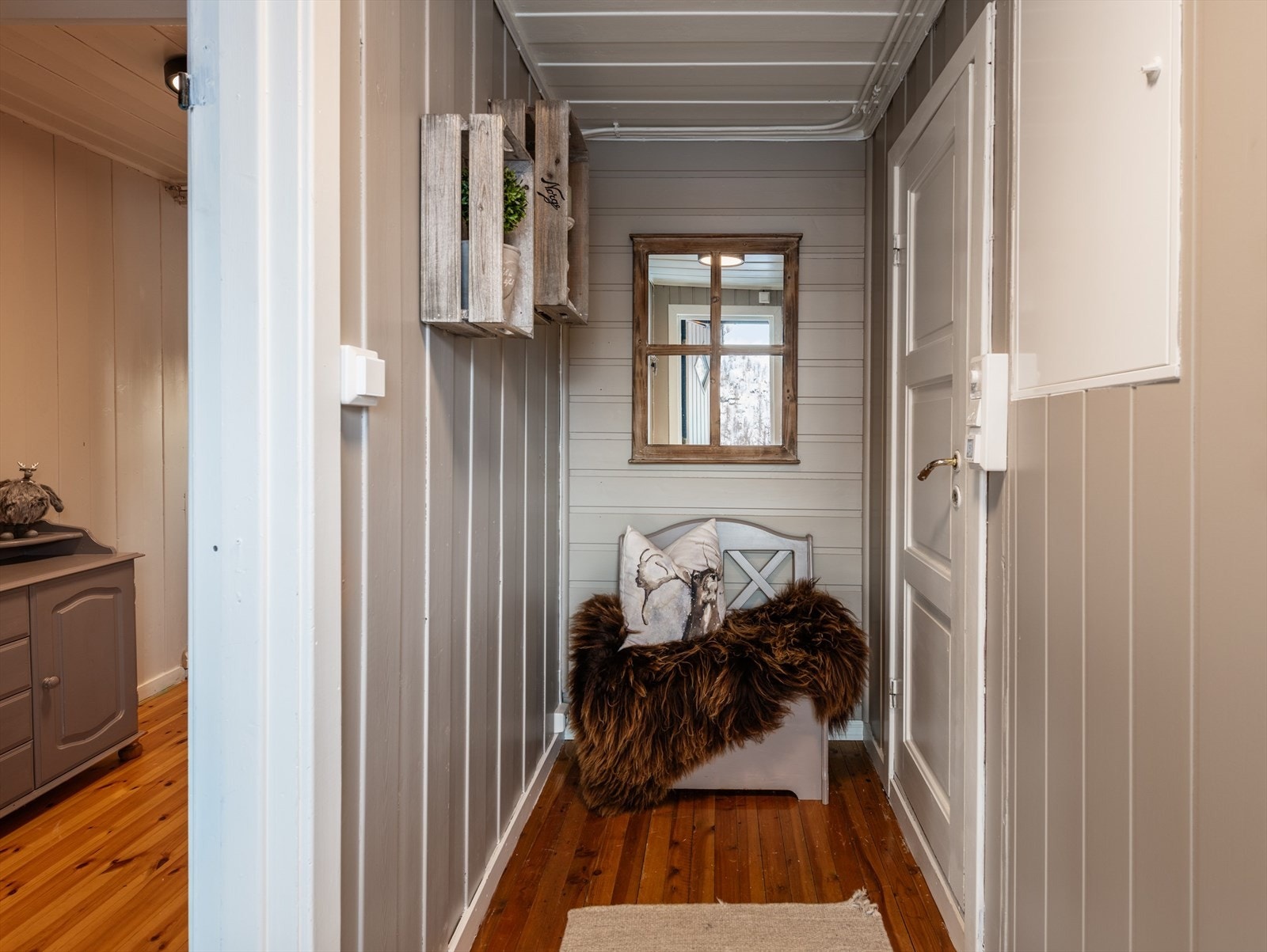 Entré fra veranda/gang med adkomst til bad Galleribilde