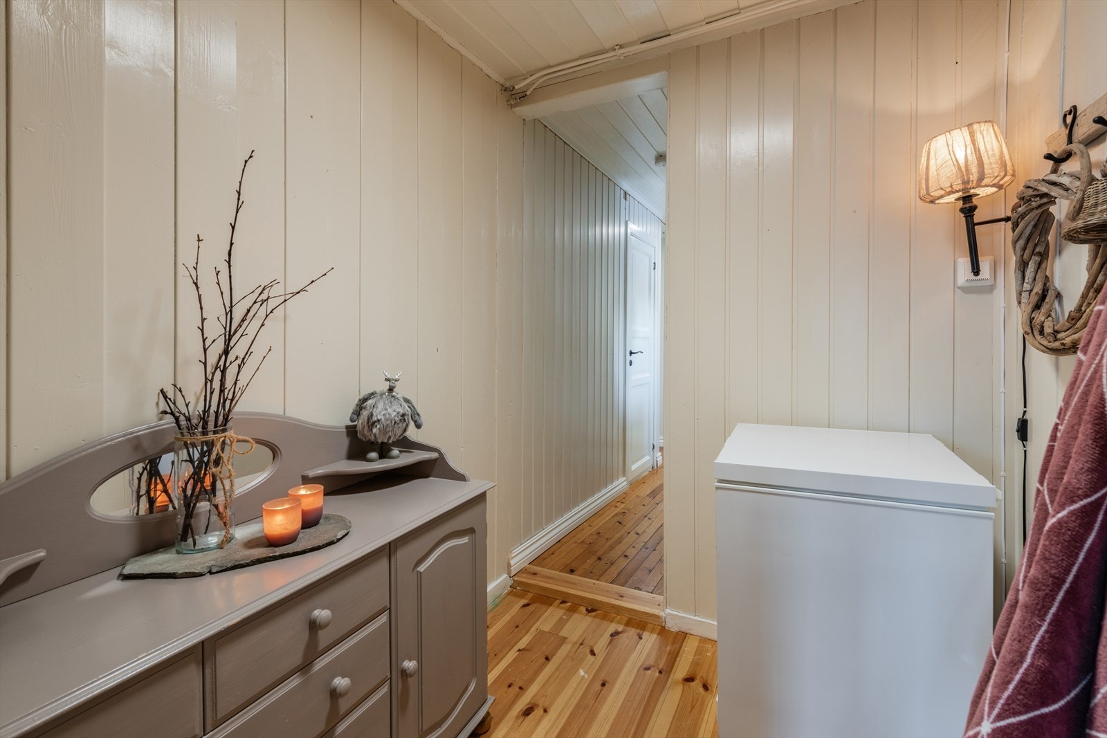 Mellomgang med videre adkomst til soveromsdelen av hytta Galleribilde