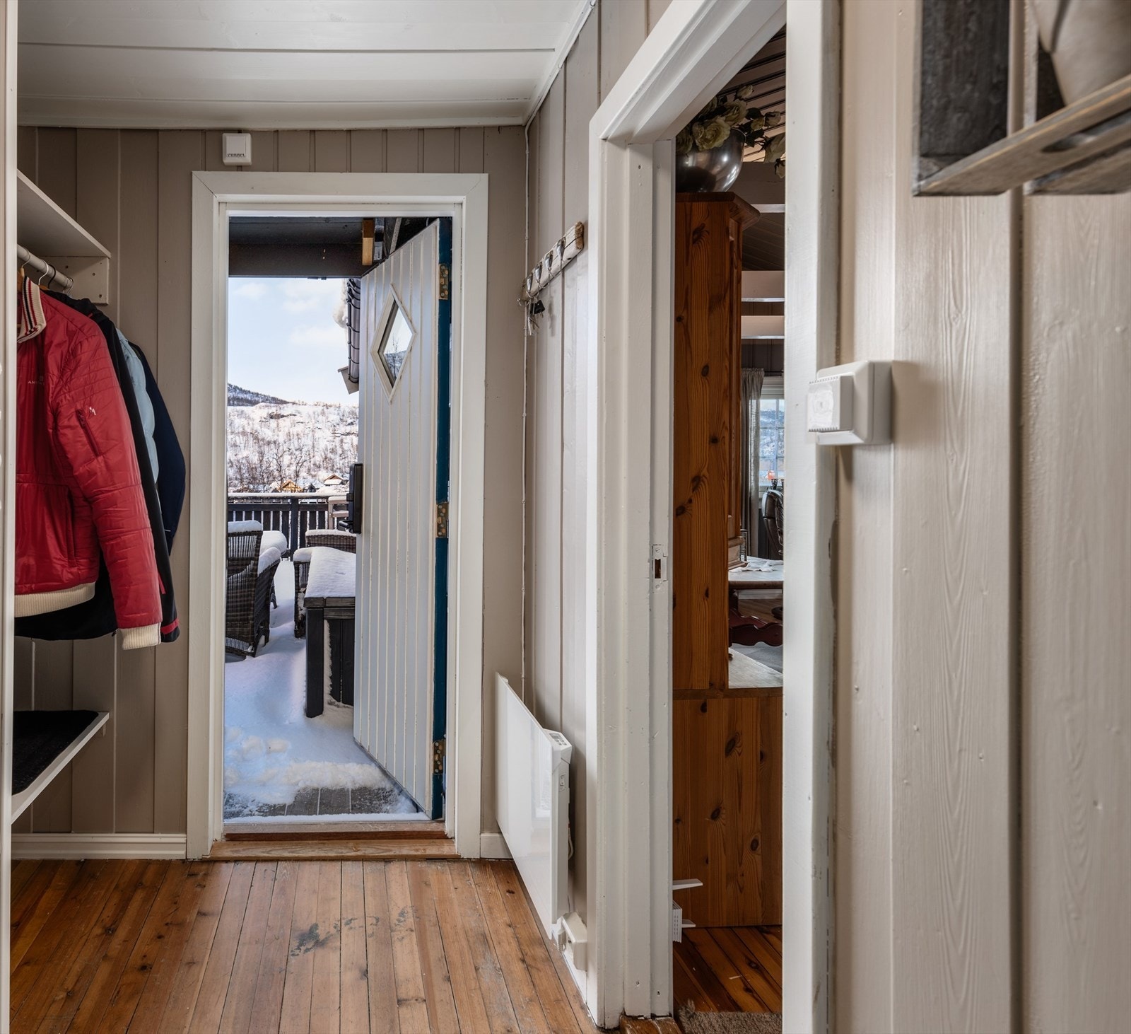 Delvis overbygd inngangsparti fra verandaen Galleribilde