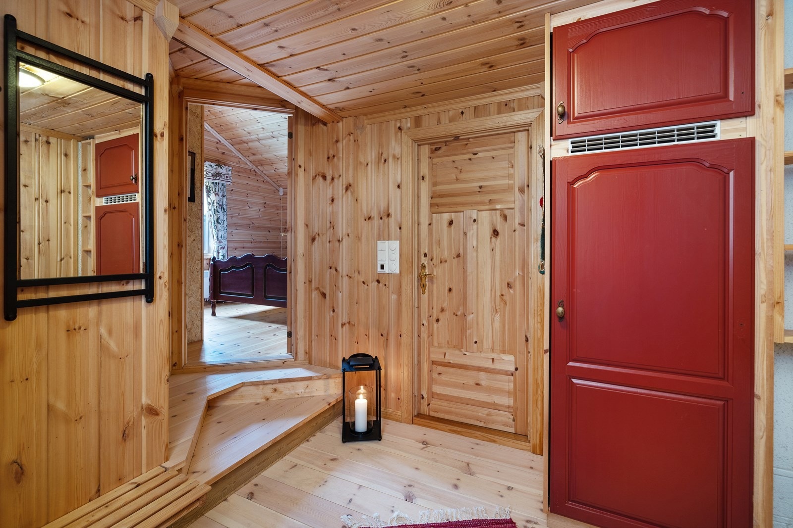 Entré/hall med god plass. Kjøleskapet er plassert i skapet i gangen. Galleribilde