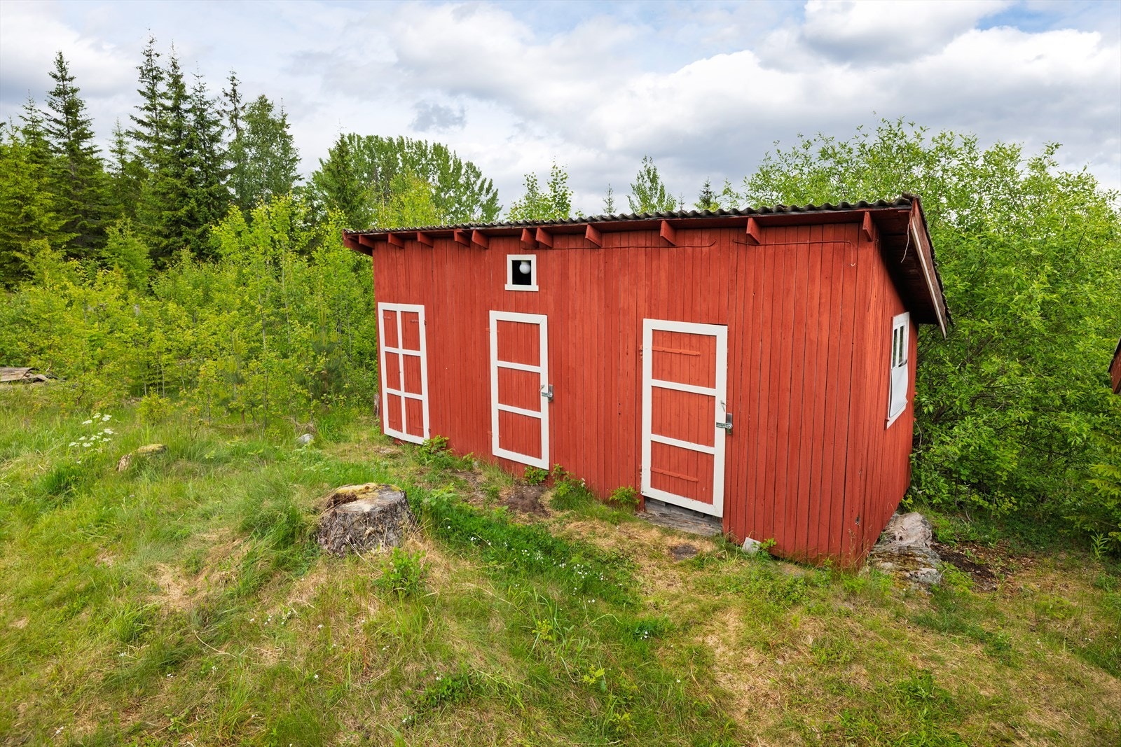 Eldre uthus som gir lagringsmuligheter. Galleribilde