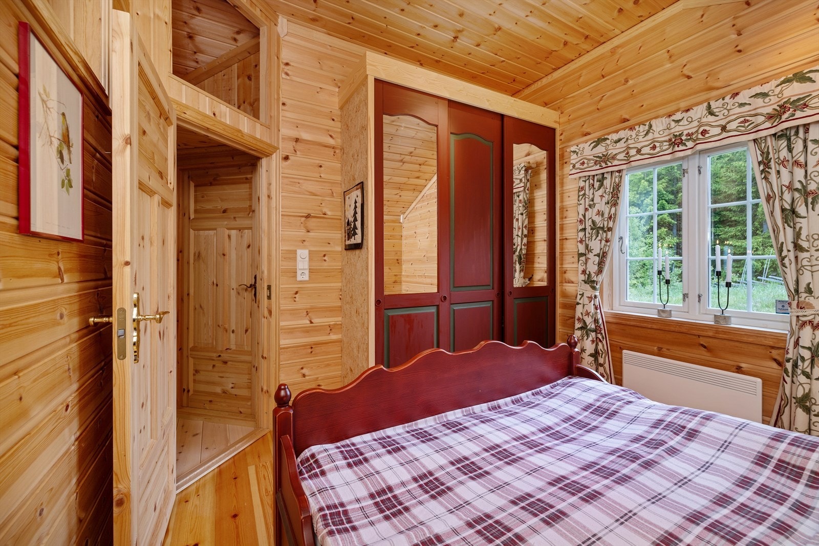 Integrerte garderobeskap, og lagringsplass over døren. Galleribilde