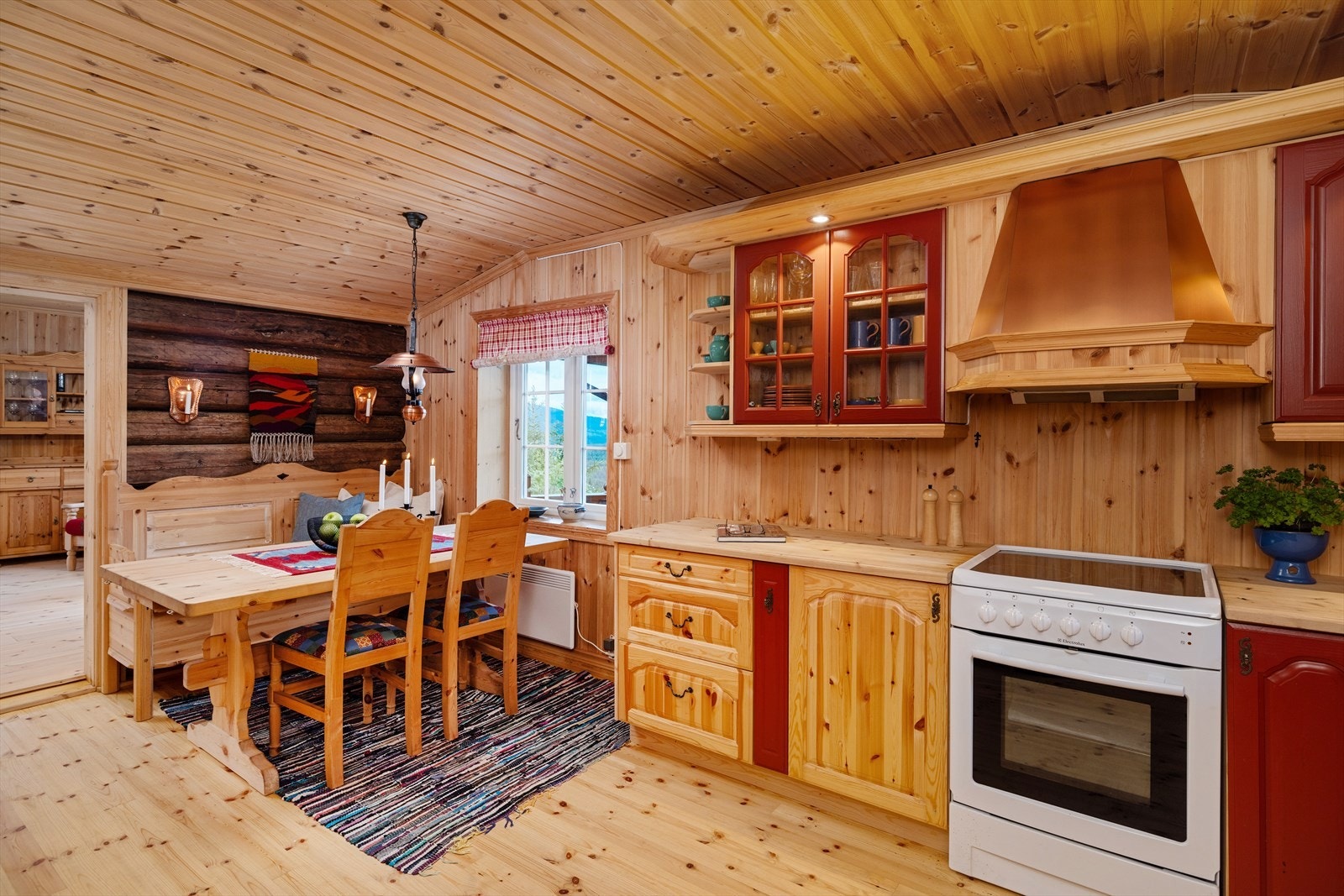 Frittstående komfyr og oppvaskmaskin. Oppvaskkum i rustfritt stål. Kjøleskap i innredning i gang. Alle hvitevarer på kjøkken medfølger. Galleribilde