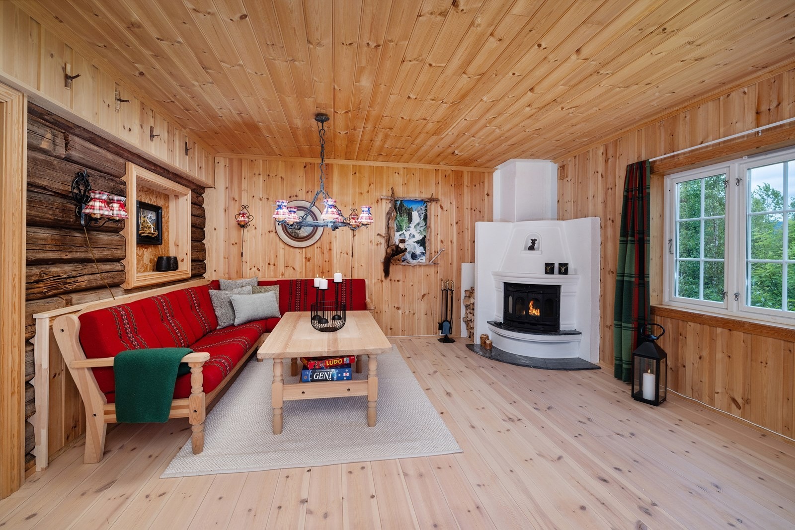 Stue med flotte detaljer. Til venstre er den gamle tømmerveggen gjort synlig. Galleribilde