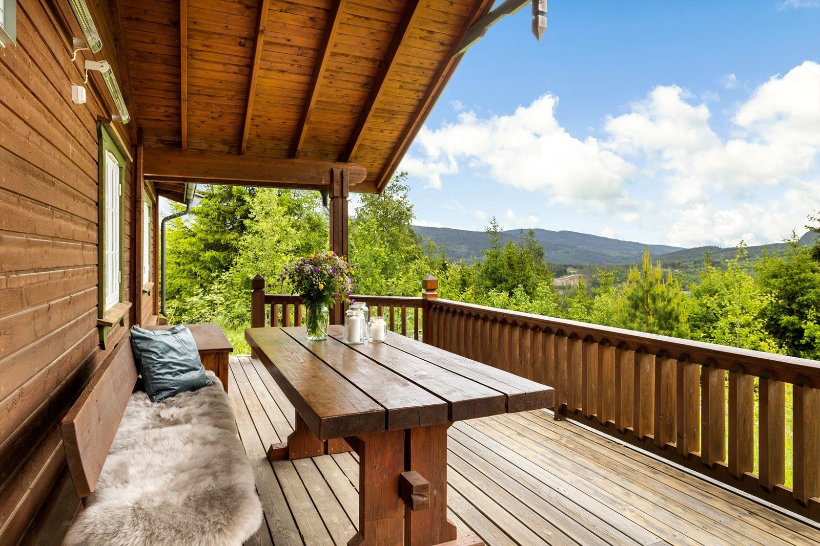 Stor overbygd terrasse med fine utsiktsforhold. Galleribilde