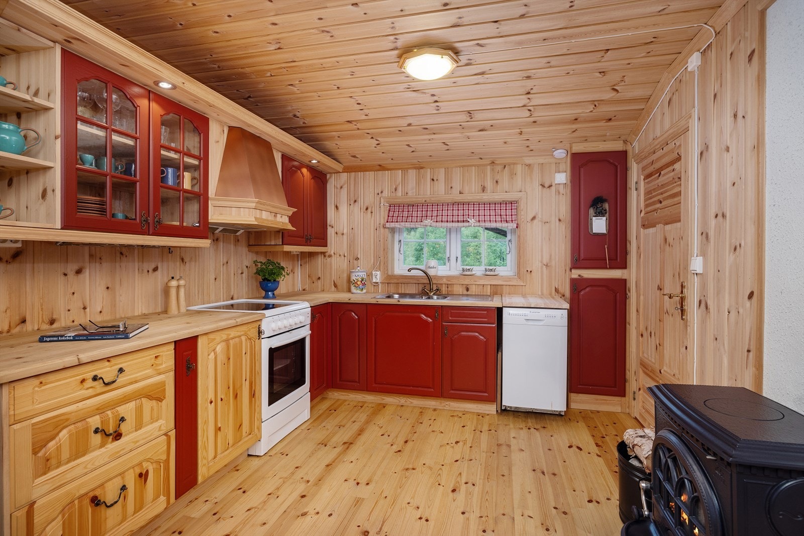 Tradisjonell kjøkkeninnredning i heltre, plassbygde skrog og heltre furu benkeplater. Galleribilde