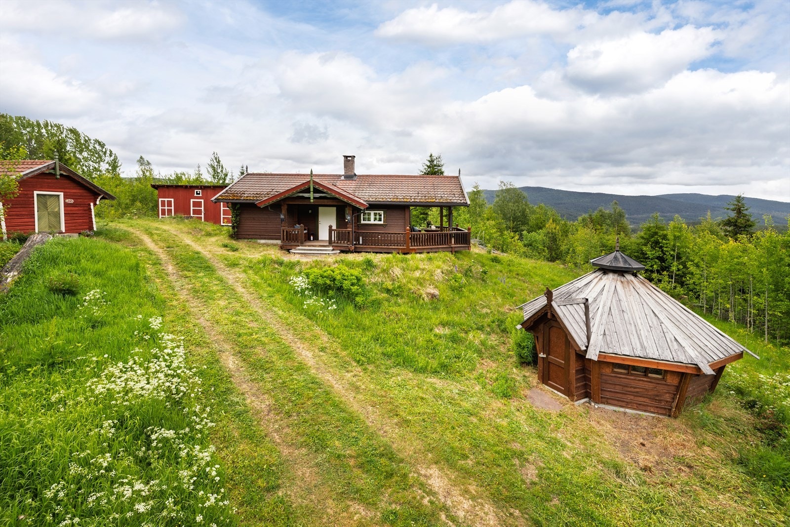 Velkommen til Havikveien 235 - Idyllisk hyttetun med masse boltreplass! Foto: Normann Foto AS v/Morten Normann Larsen. Galleribilde