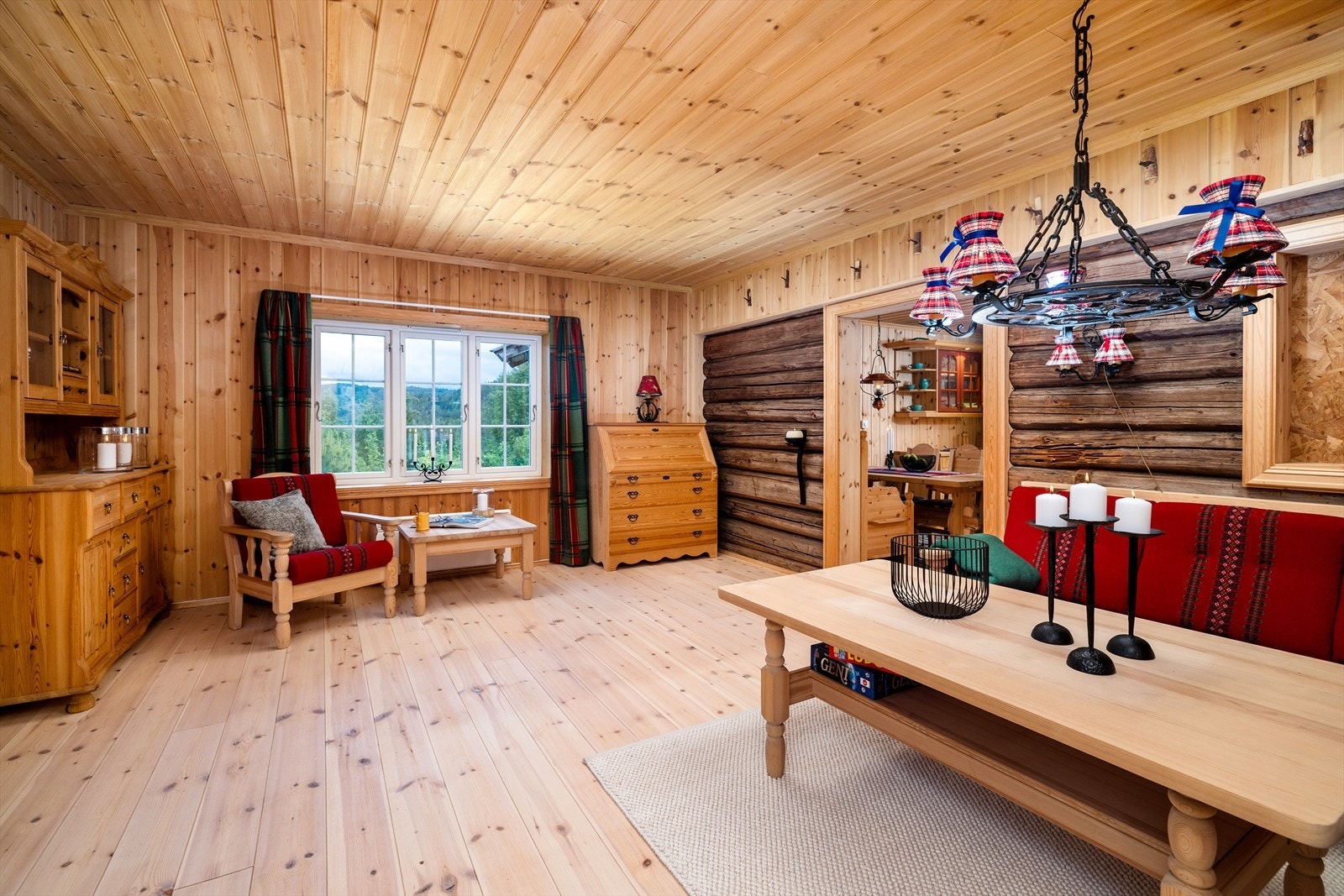 Store vindusflater gir masse naturlig lysinnslipp. Galleribilde