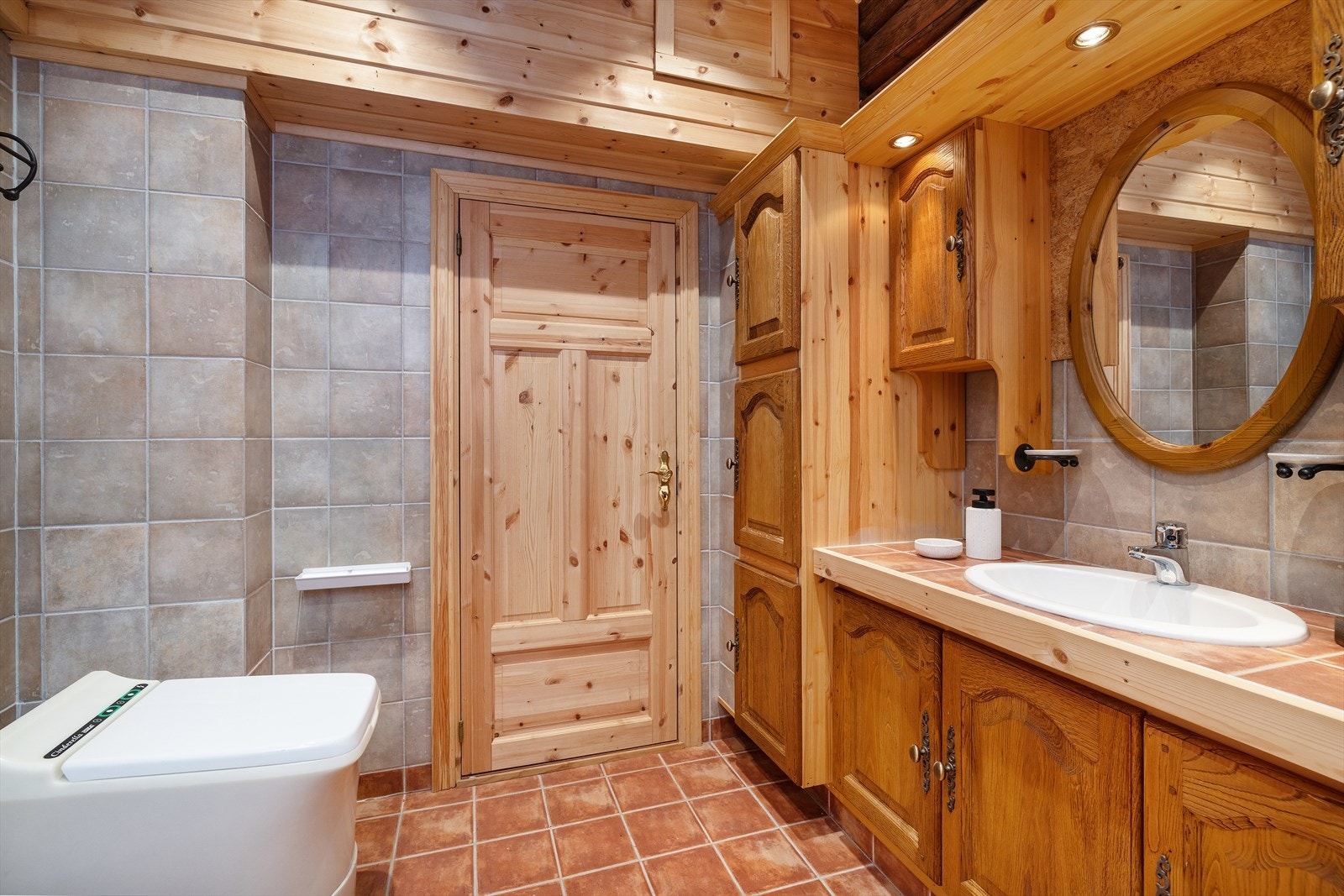 Delikat hyttebad med Cinderella forbrenningstoalett. Galleribilde