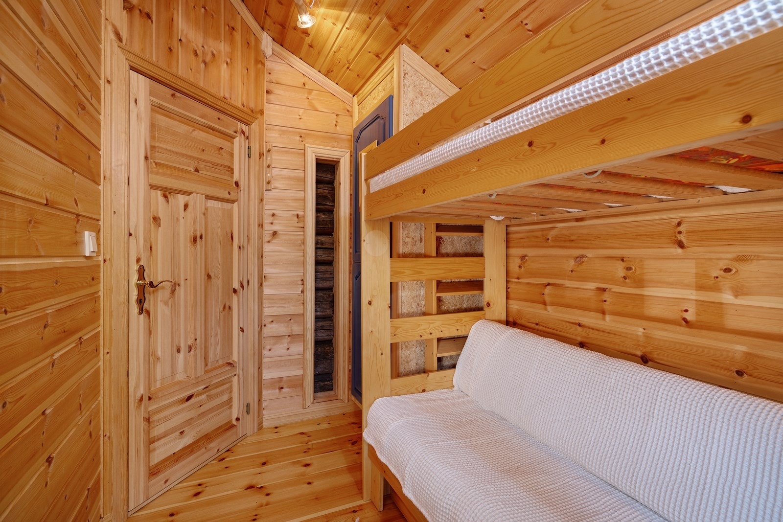 Soverom nr. 2 med køyeseng og integrert garderobeskap. Galleribilde