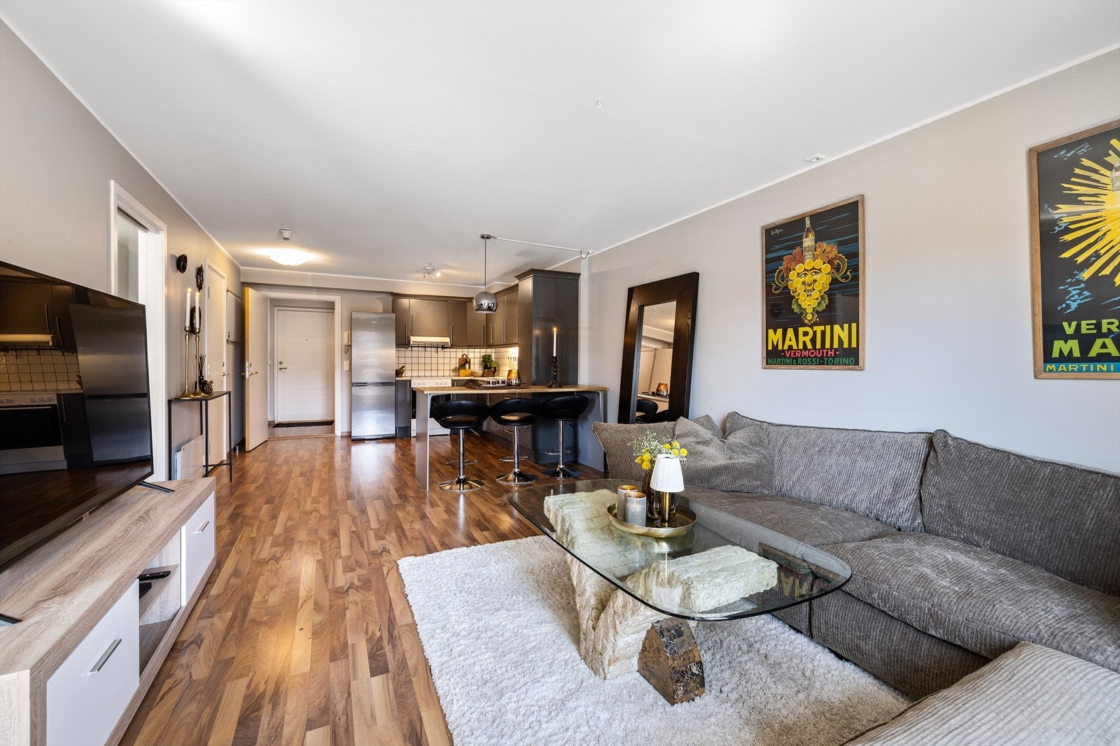 Åpen løsning mellom stuen og kjøkkenet Galleribilde