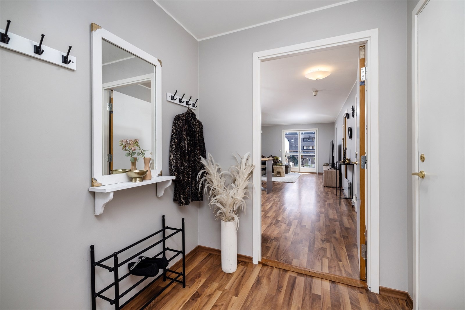 Romslig inngang Galleribilde