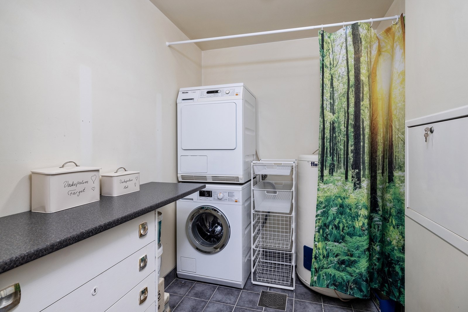 Bod med opplegg for vaskemaskin og tørketrommel Galleribilde