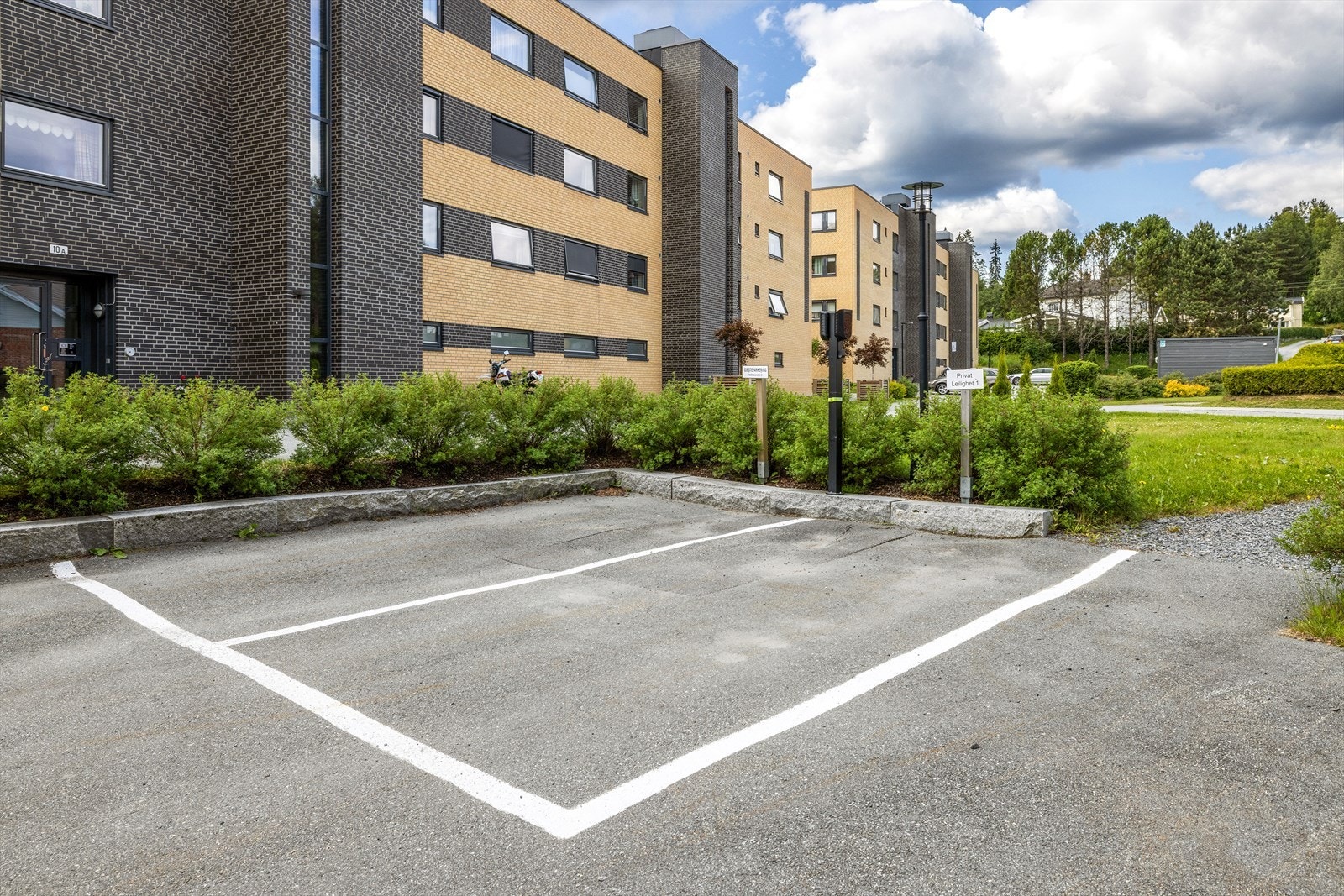 Asfaltert parkering Galleribilde