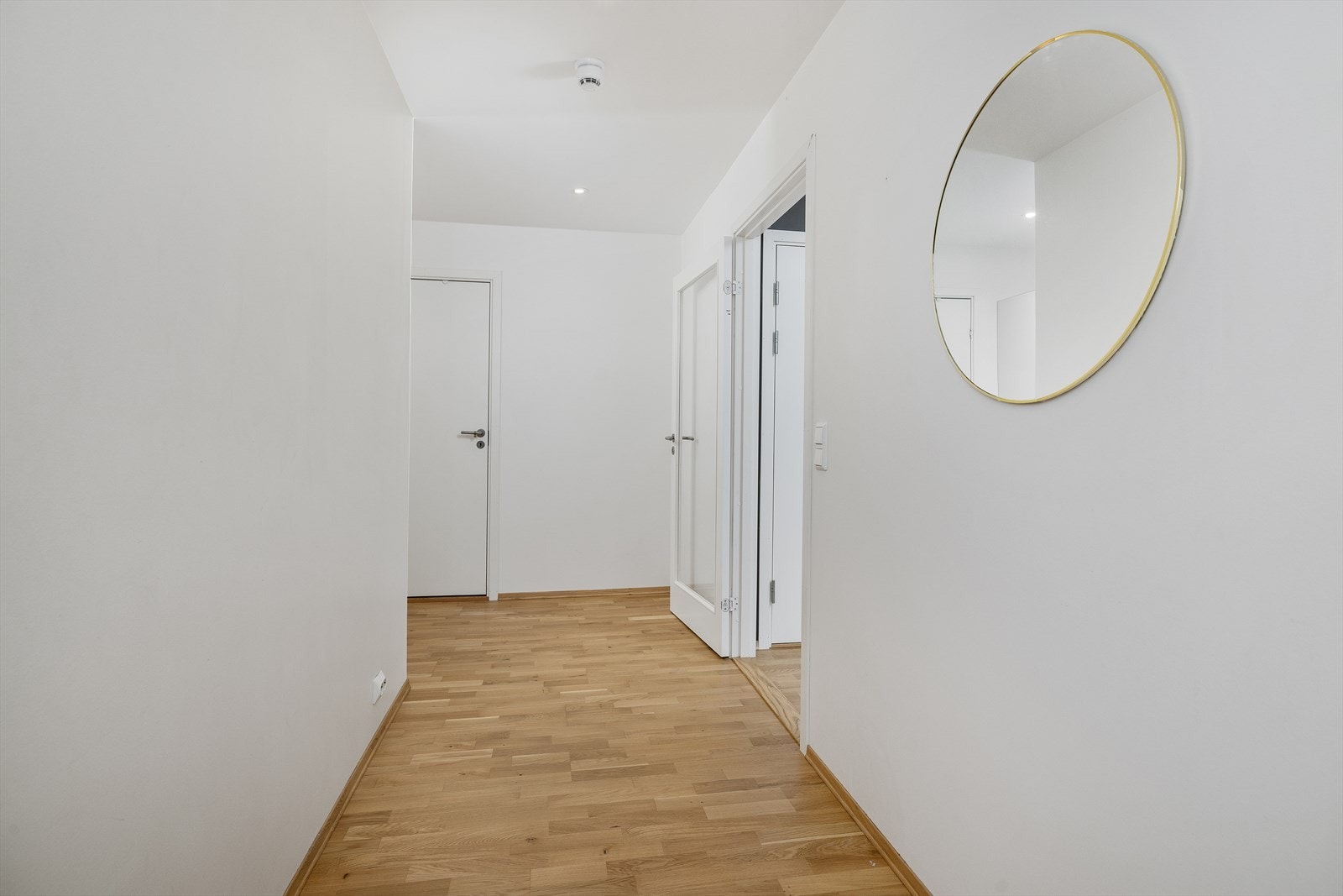 Gjennomført leilighet med parkett på gulv, glatte overflater Galleribilde