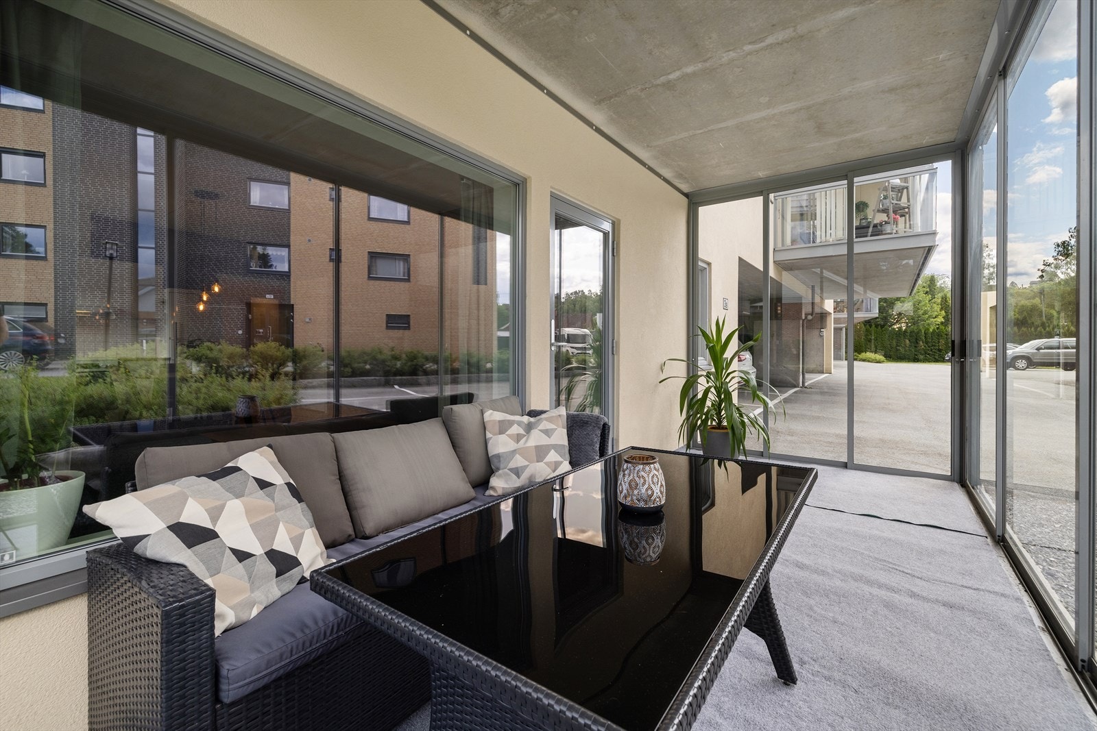 Innglasset balkong med god plass til møblement Galleribilde