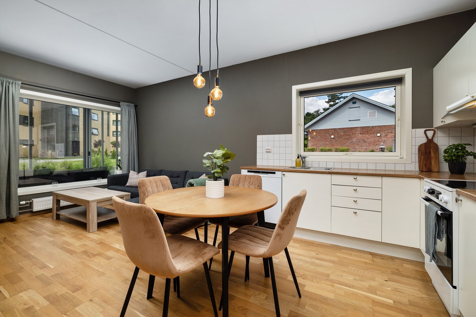 Velkommen inn i Hofsfossveien 3 b. Normann Foto As v/Morten Norman Larsen. Galleribilde