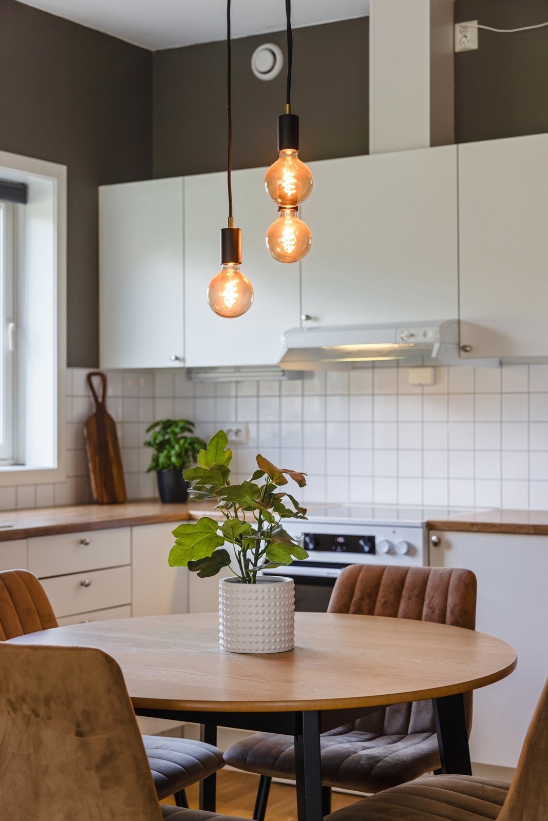 Klassisk innredning, fliser mellom benk og overskap Galleribilde