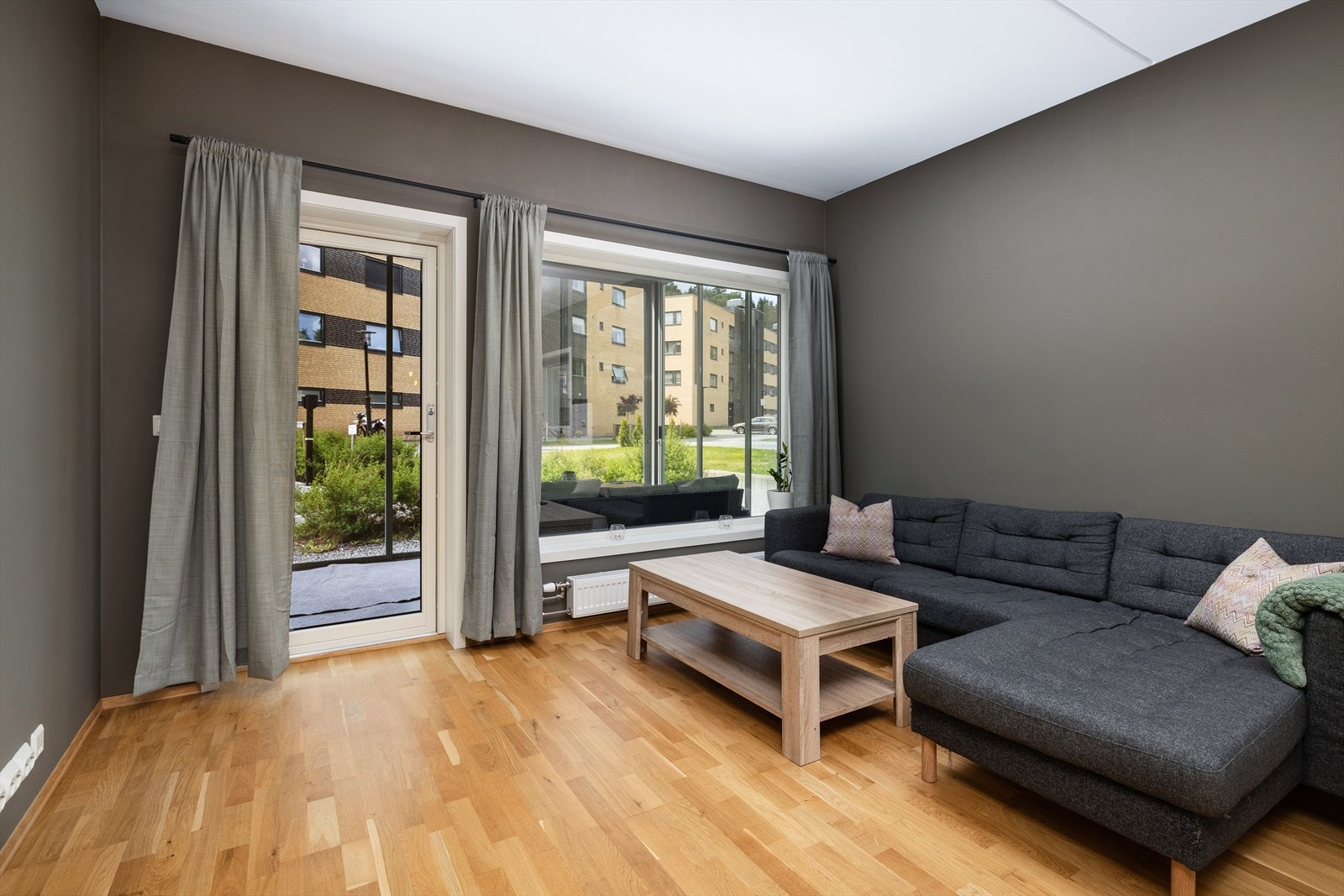 Det er skyvedør mellom stue og soverom Galleribilde