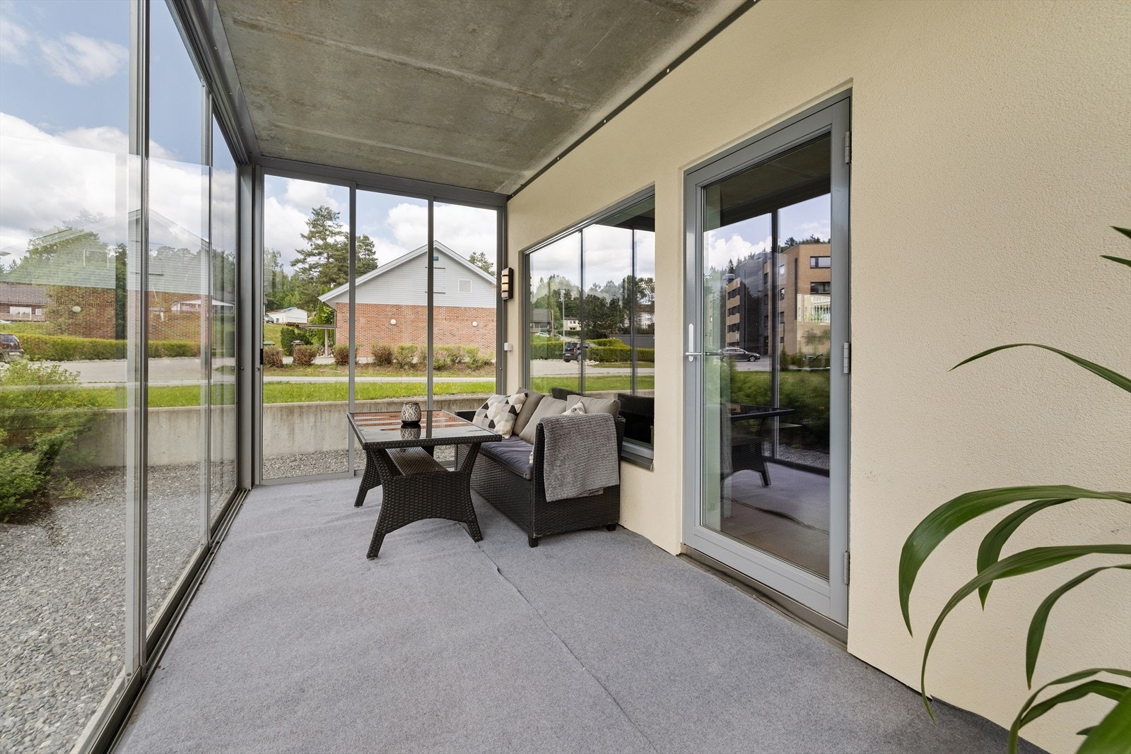 Lys, stikkontakt, teppe på gulv, skyvbare glassfelt Galleribilde