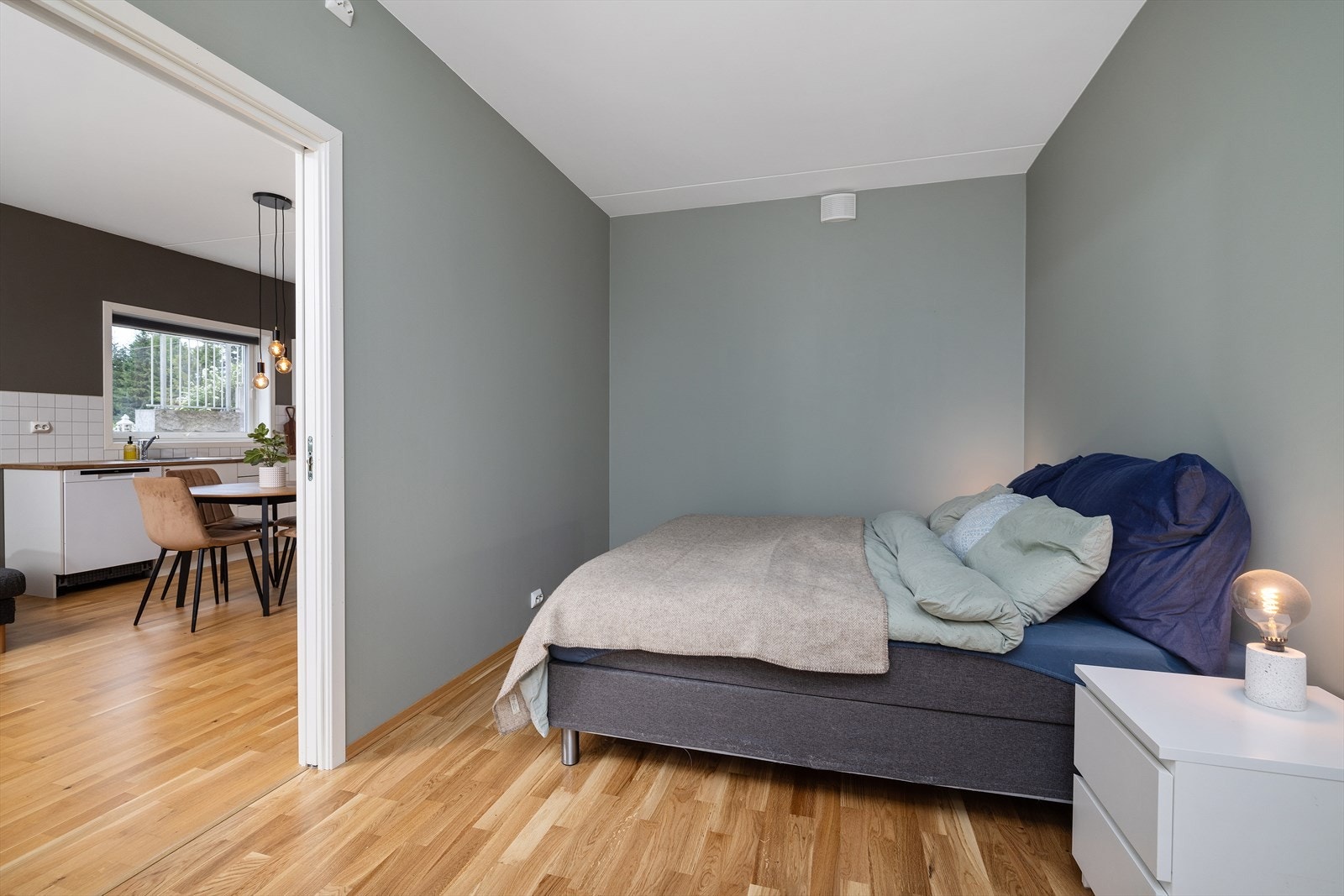 Soverommet har god plass til dobbelt seng, i tillegg til garderobeskap. Galleribilde