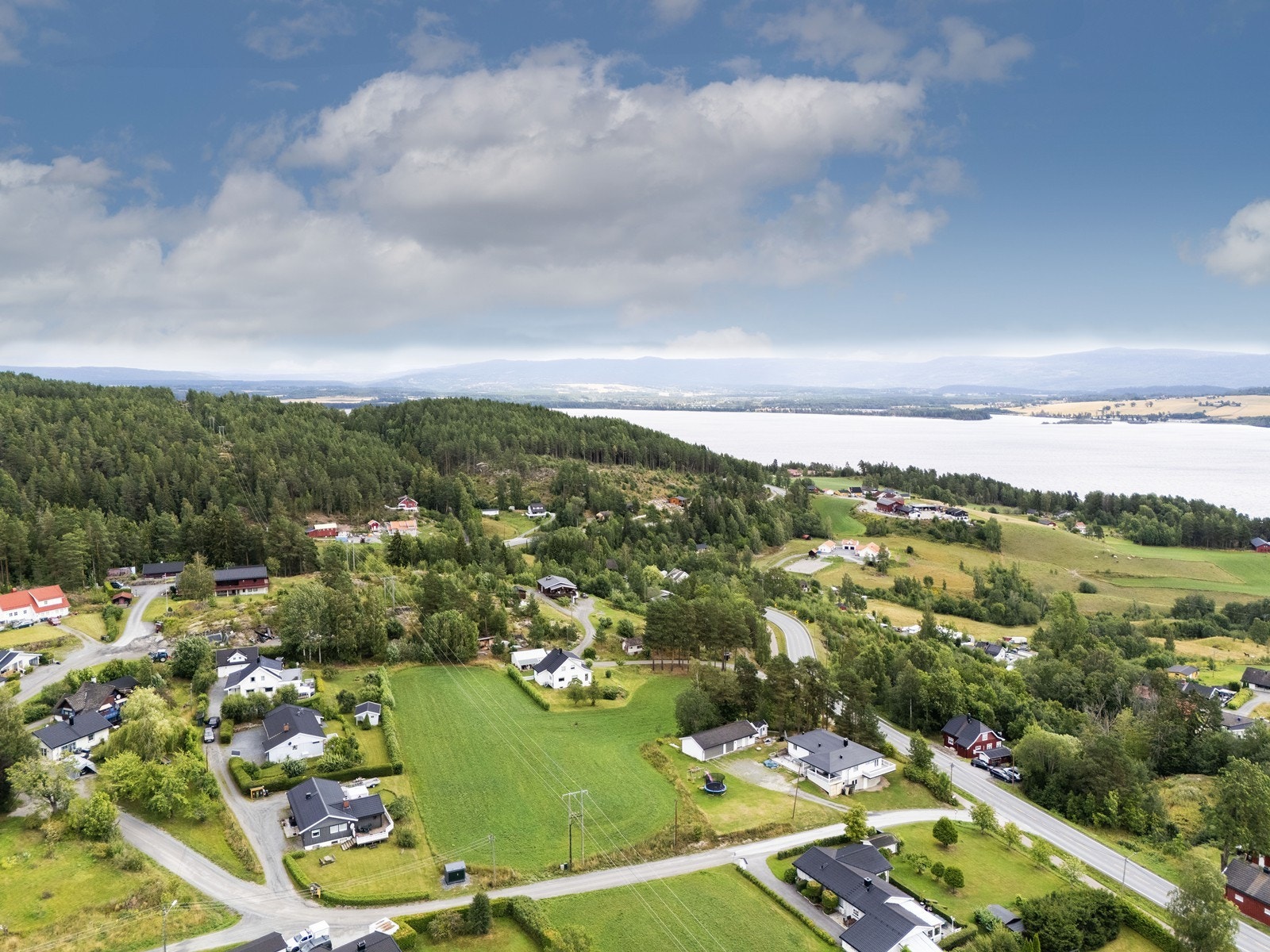 Fra boligen er det kort vei til skole, barnehage, dagligvare, legekontor, badestrand, butikk, post og båthavn mm. Velkommen til visning! Galleribilde