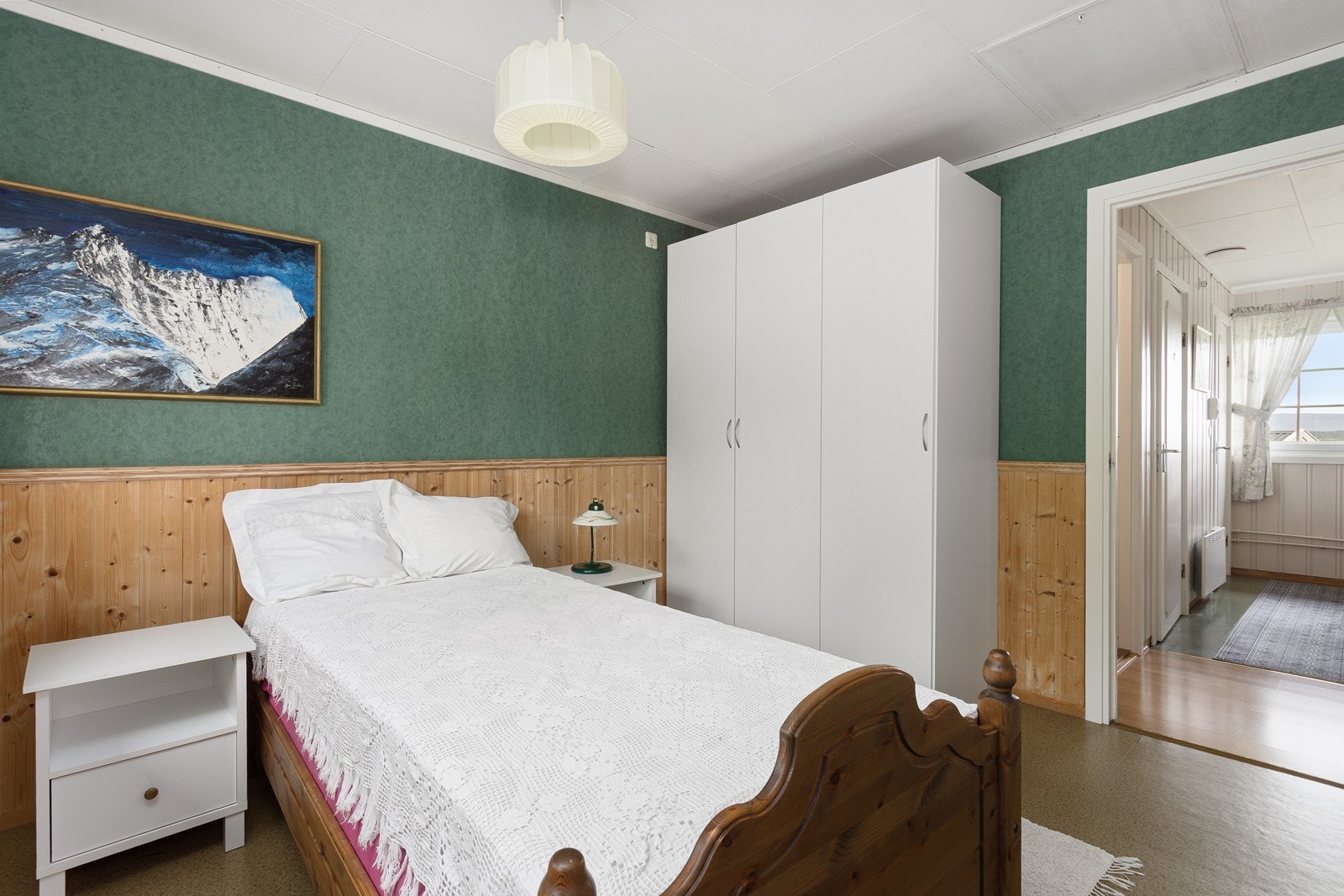 Hovedsoverommet kan enkelt møbleres med dobbeltseng, tilhørende nattbord og garderobeskap. Galleribilde