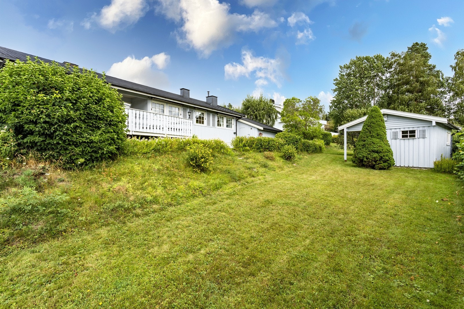 Rundt boligen finner du velstelte plenarealer, beplantet med ulike frukt- og nyttevekster. Galleribilde