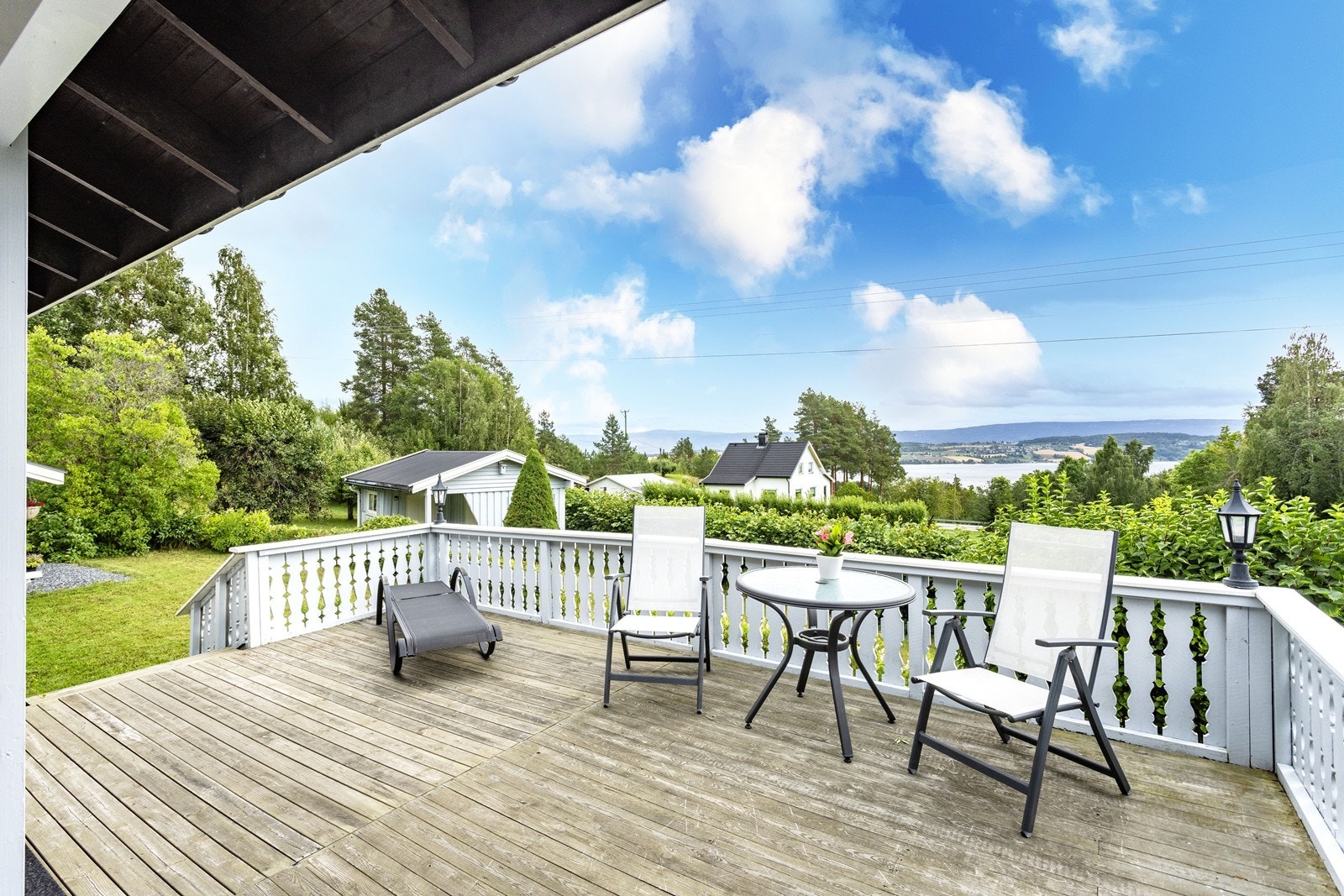 Solrike omgivelser og fantastisk utsikt, gjør dette til en meget attraktiv uteplass. Galleribilde