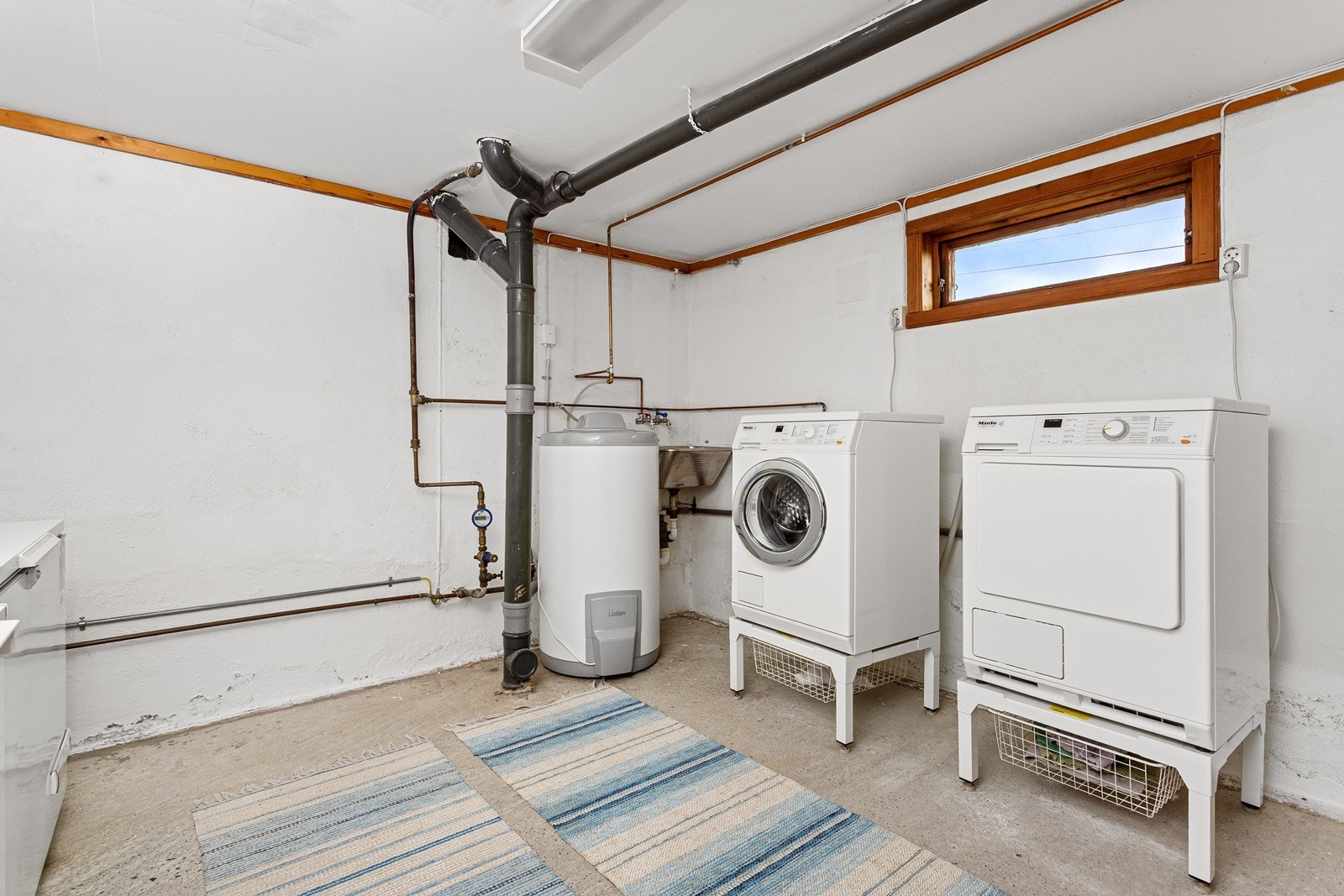 Kjelleren består av flere ulike rom for oppbevaring, og et rom innredet som vaskekjeller. Galleribilde