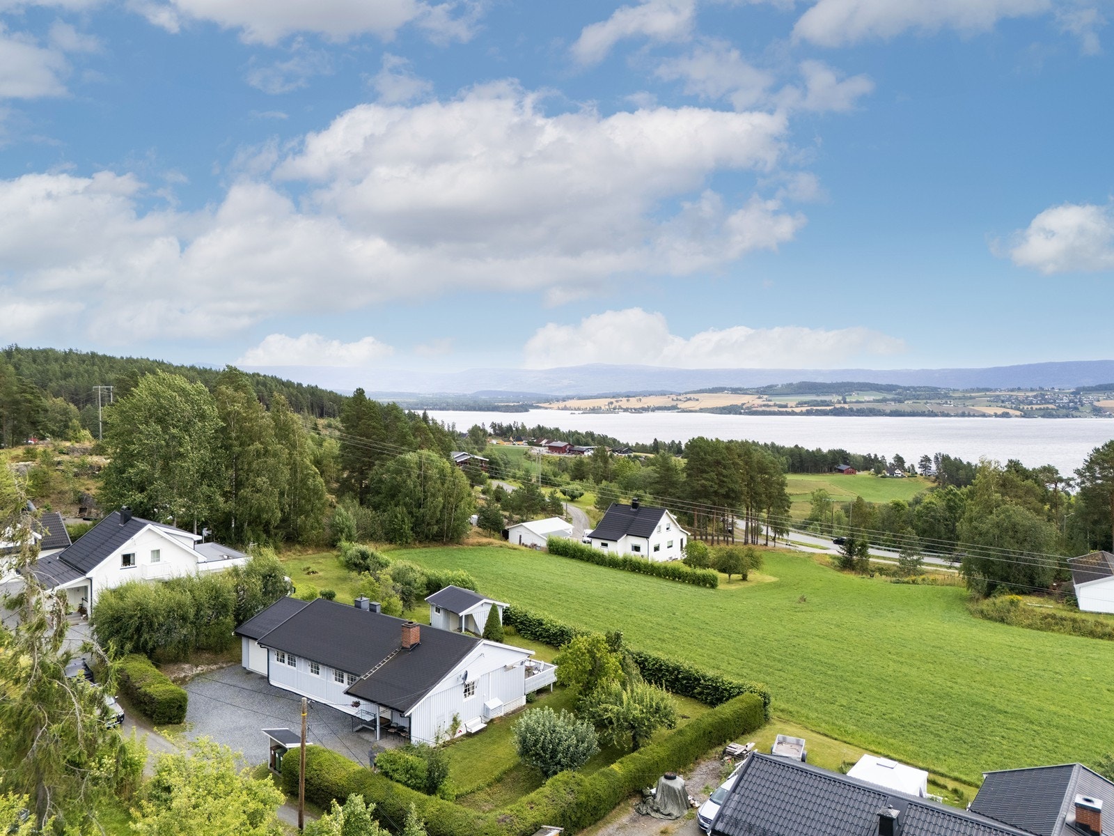 Eiendommen ligger attraktivt og barnevennlig til i blindvei i et veletablert boligområde rett før sentrum av Tyristrand. Galleribilde