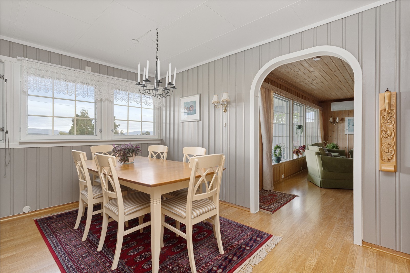 Spisestuen er et hyggelig sted å samle familie og venner, og gir rom for en stort spisebord. Galleribilde