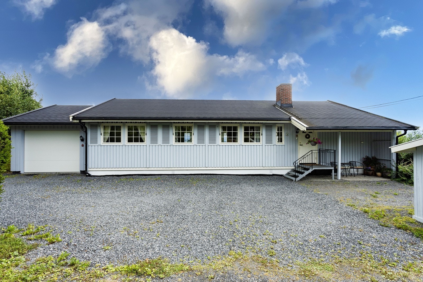 Gårdsplassen er opparbeidet med gruset innkjørsel og byr på flere biloppstillingsplasser. Galleribilde