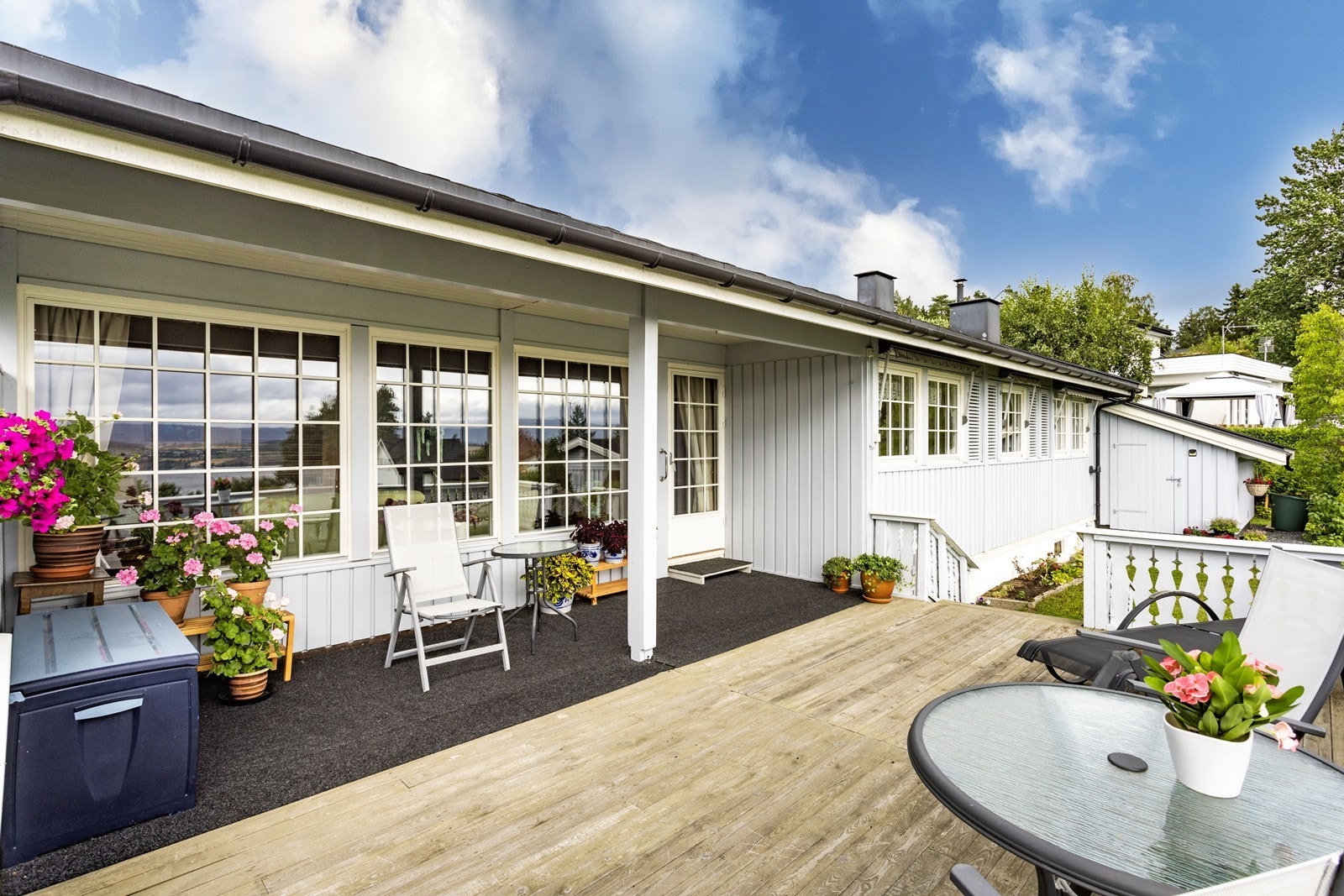 Eiendommen har herlig uteplass/terrasse med nydelig utsikt mot Tyrifjorden. Galleribilde