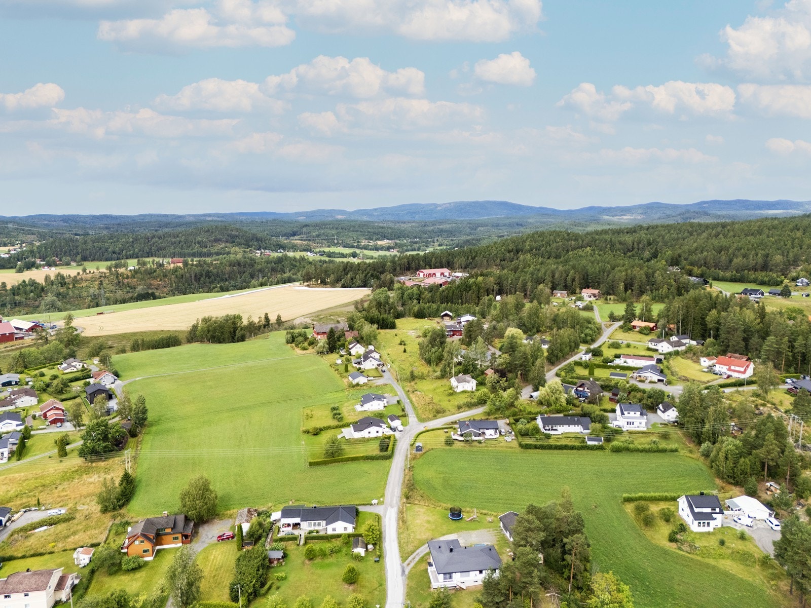 Dette er en meget attraktiv eiendom beliggende på en skjermet solrik tomt i landlige omgivelser på Fegri. Galleribilde