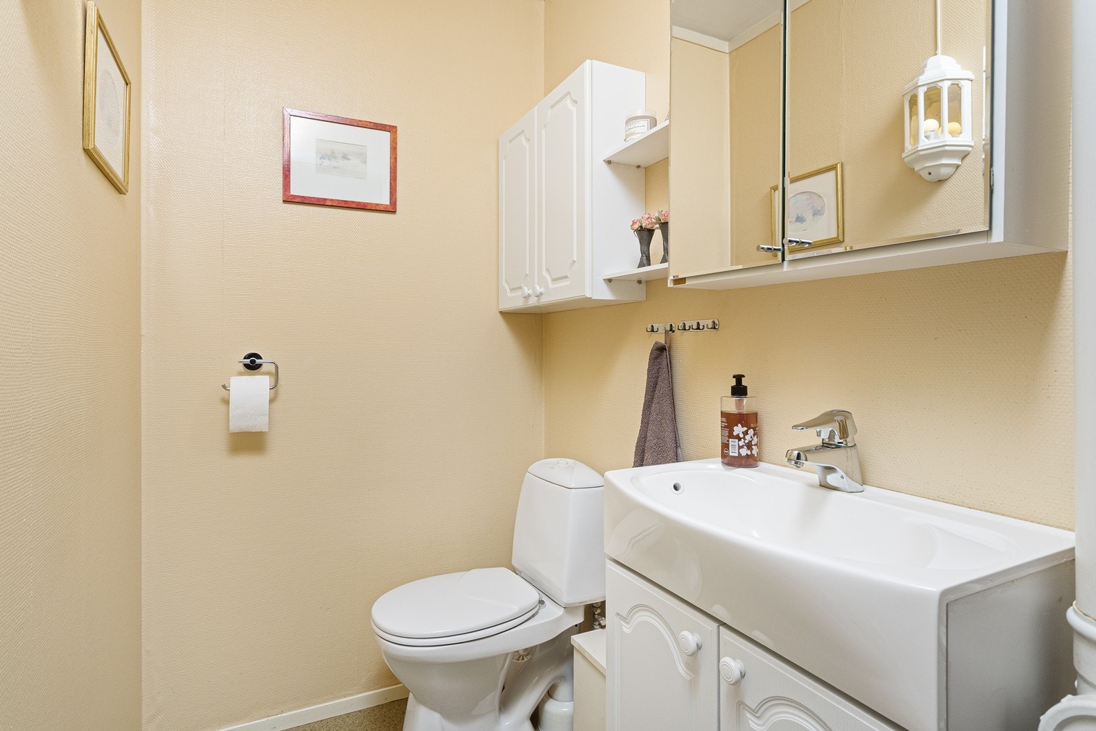 Toalettrommet er praktisk plassert vegg-i-vegg med badet, og er utstyrt med toalett og servantskap. Galleribilde