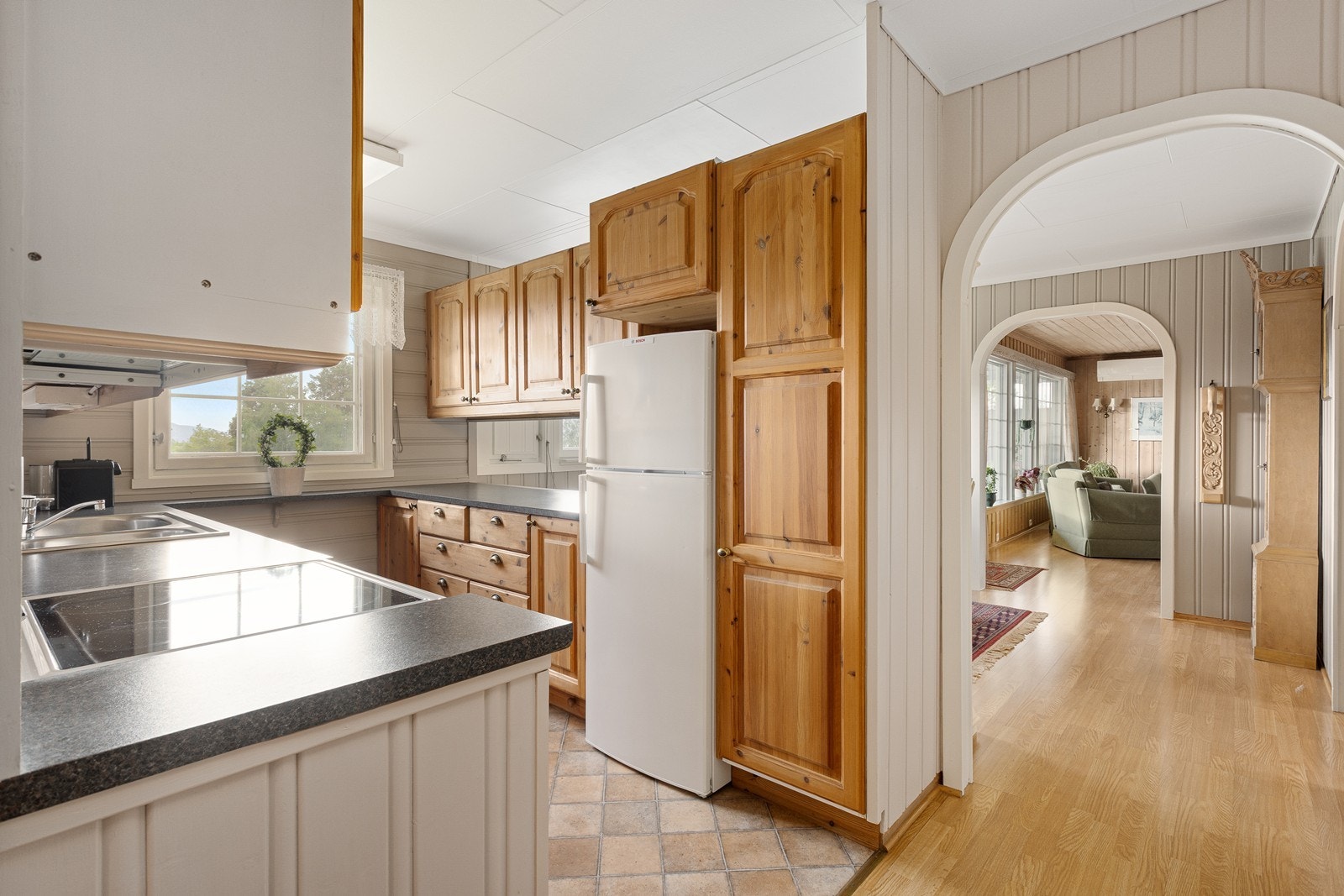 Innredningen har profilerte heltre fronter og god oppbevaringsplass i skap og skuffer. Galleribilde