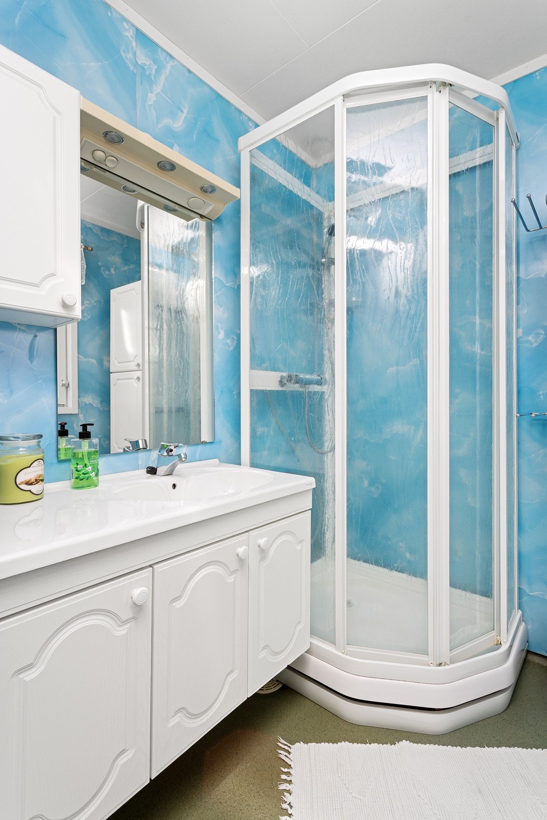 Badet er innredet med servantskap og dusjkabinett. For å beskytte mot fuktskader må dusjkabinett benyttes slik våtrommet fremstår i dag. Galleribilde