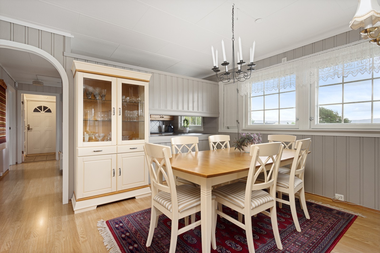 Spisestuen ligger praktisk plasser med nærhet til kjøkkenet. Galleribilde