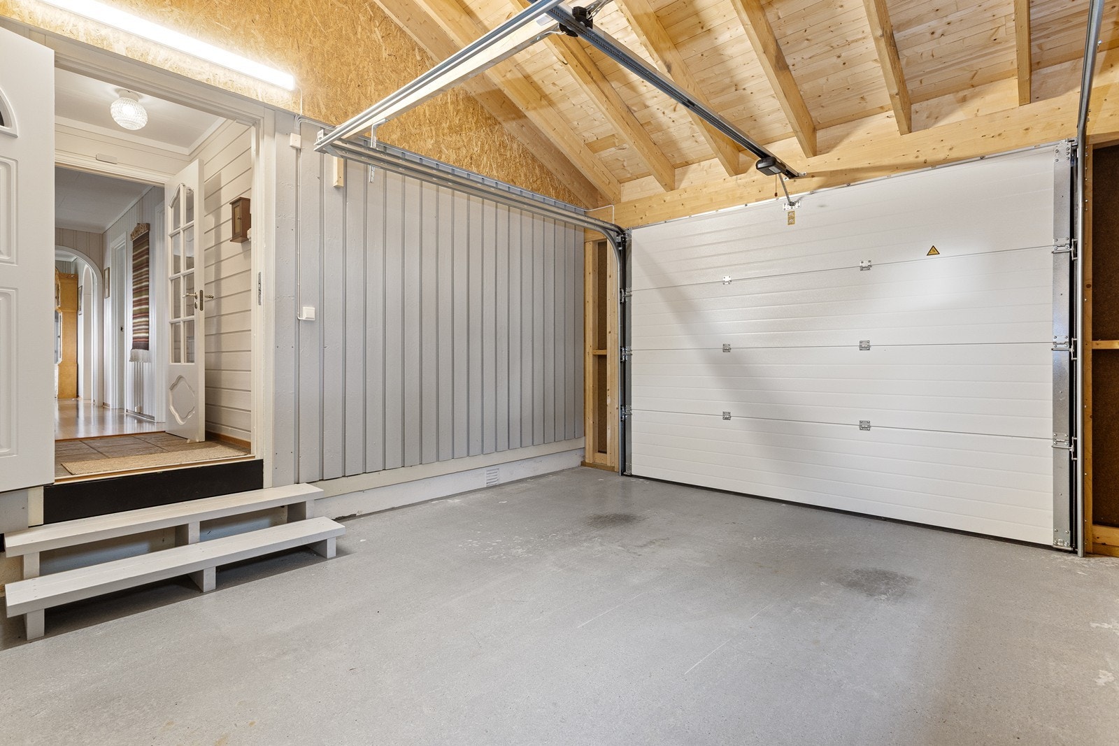 I enden av soveromsgangen har man også direkte adkomst til garasjen. Galleribilde