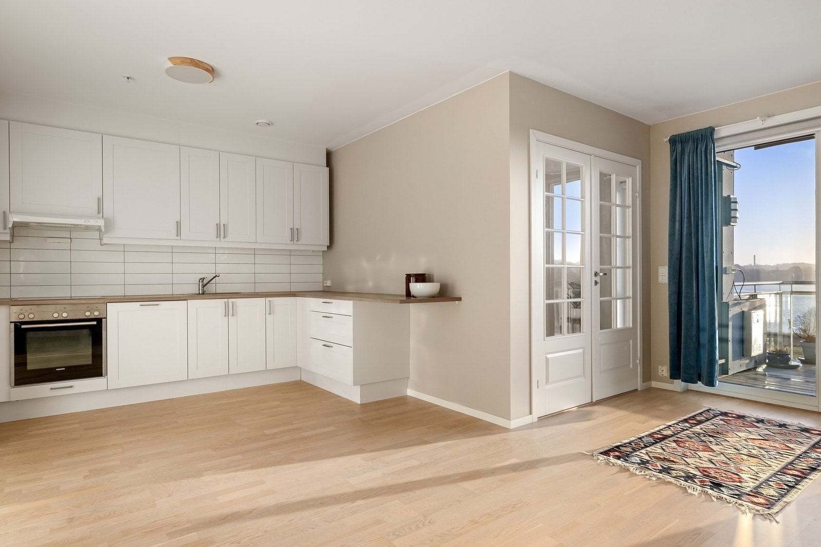 Kjøkkeninnredning fra Sigdal. Leiligheten varmes opp med vannbåren gulvvarme Galleribilde