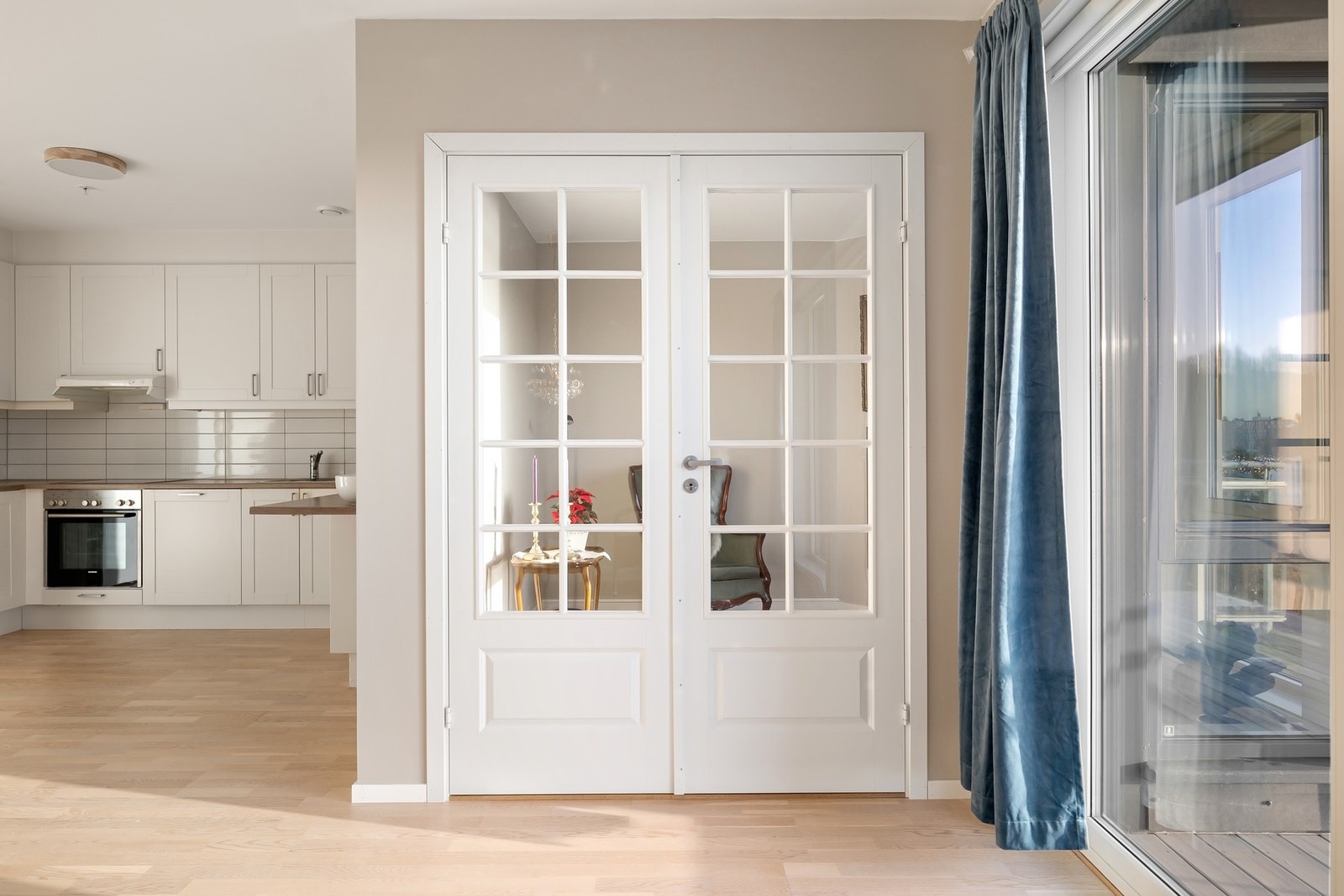 Dobbeldør inn til det ene soverommet Galleribilde