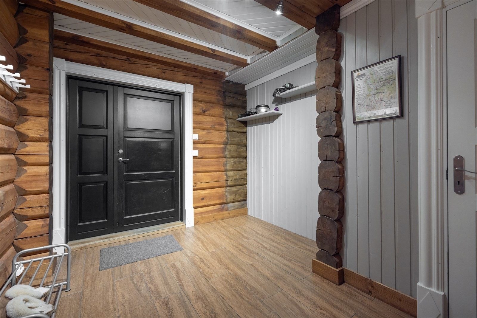 Velkommen inn - romslig inngangsparti med god plass til oppbevaring Galleribilde