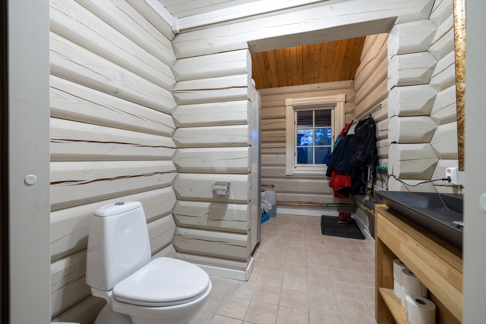 Teknisk rom tilknyttet entré som rommer varmtvannstank, sikringsskap og stoppekran. Inneholder også toalett og servant Galleribilde