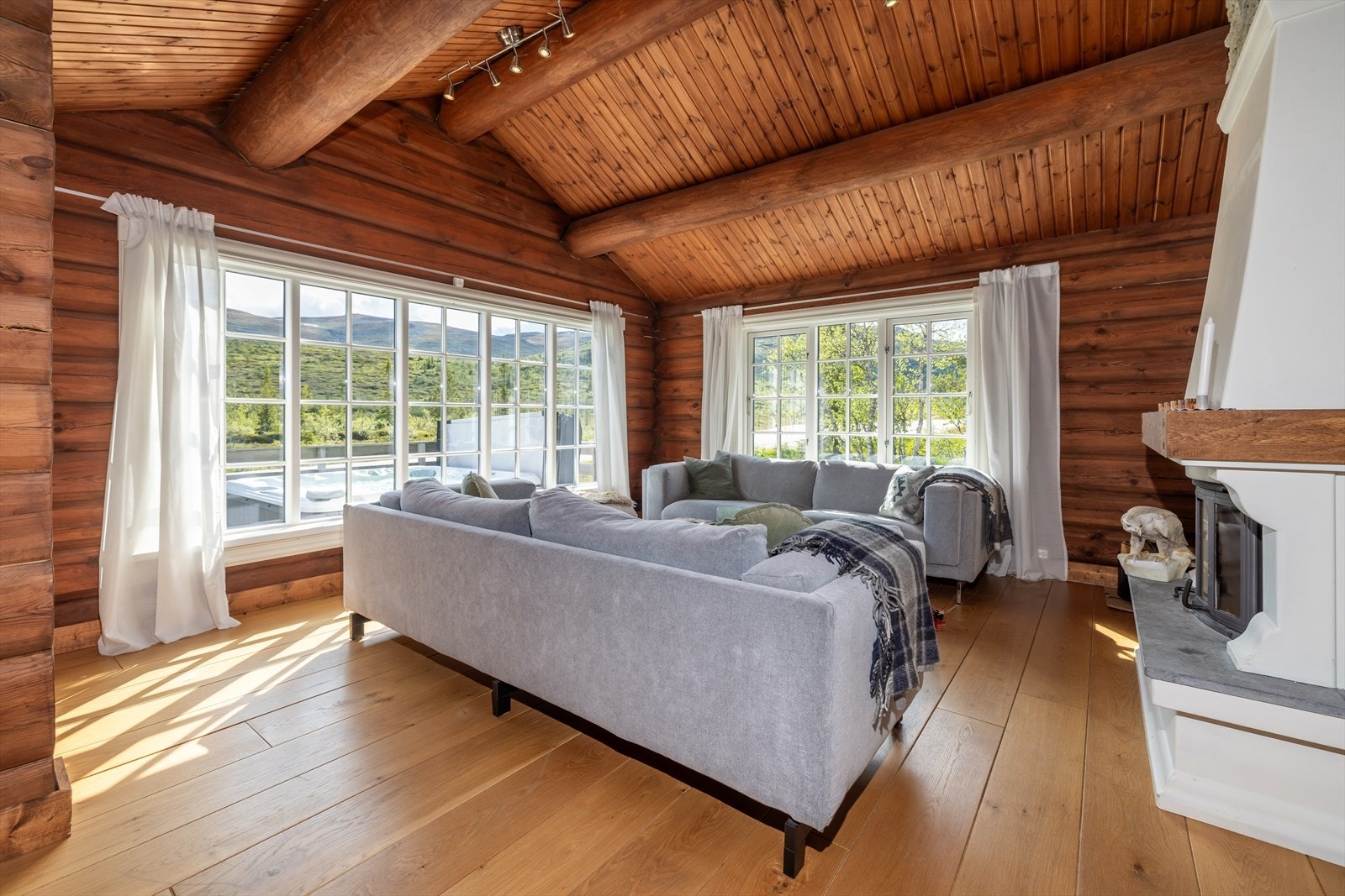 Meget romslig stue med generøse vindusflater som gir rikelig med naturlig lys. Den klassiske vedovnen skaper en varm og innbydende stemning på kalde dager Galleribilde