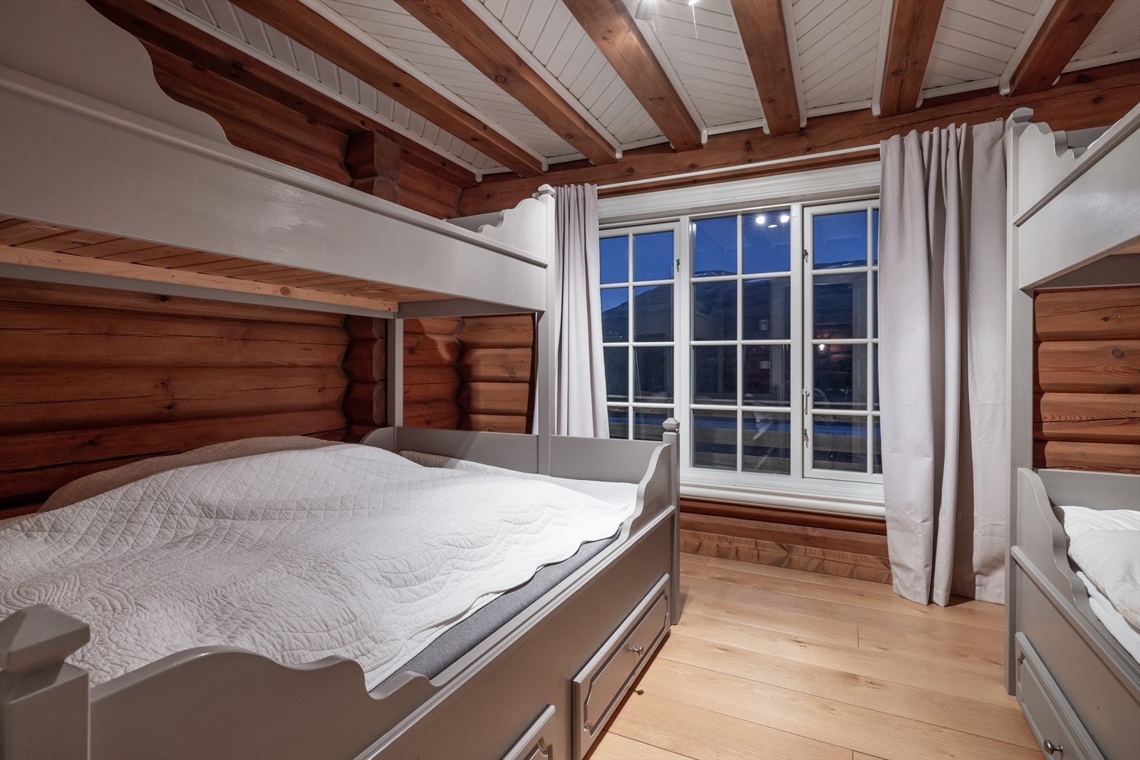 Soverom med praktiske køyesengplasser og adkomst til eget bad Galleribilde