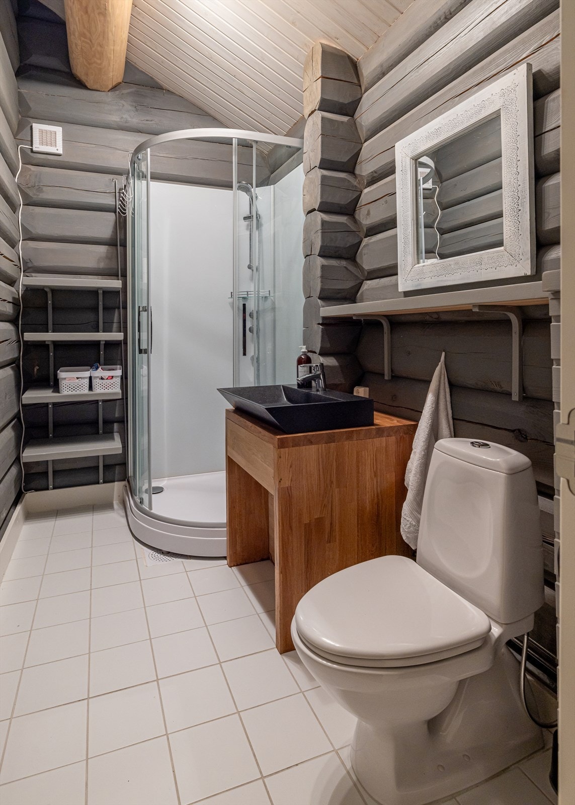 Baderom 2 tilknyttet soverommet utstyrt med toalett, servant, og dusjskabinett Galleribilde