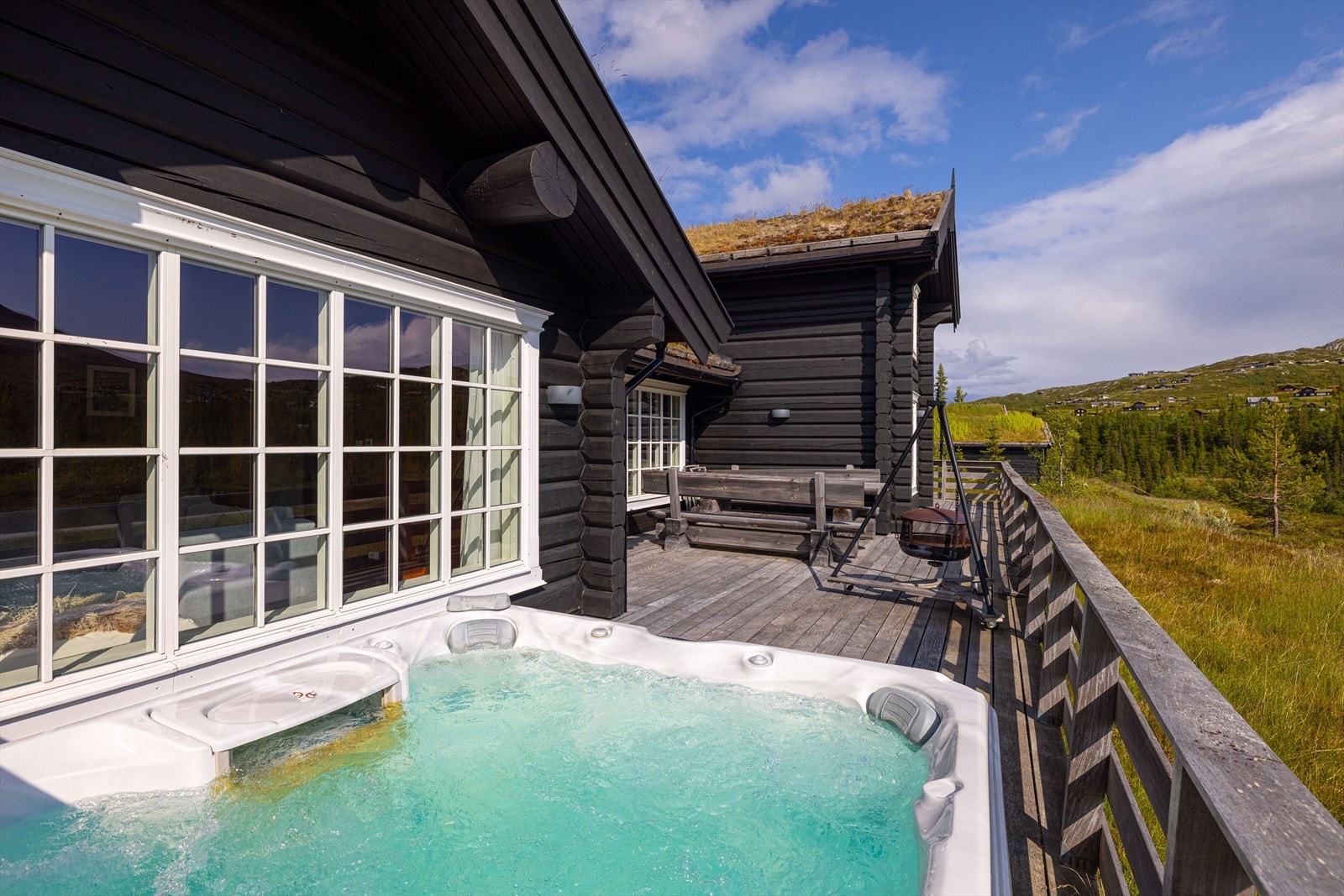 Hytta er sydvestvendt som gir fantastiske solforhold gjennom dagen Galleribilde